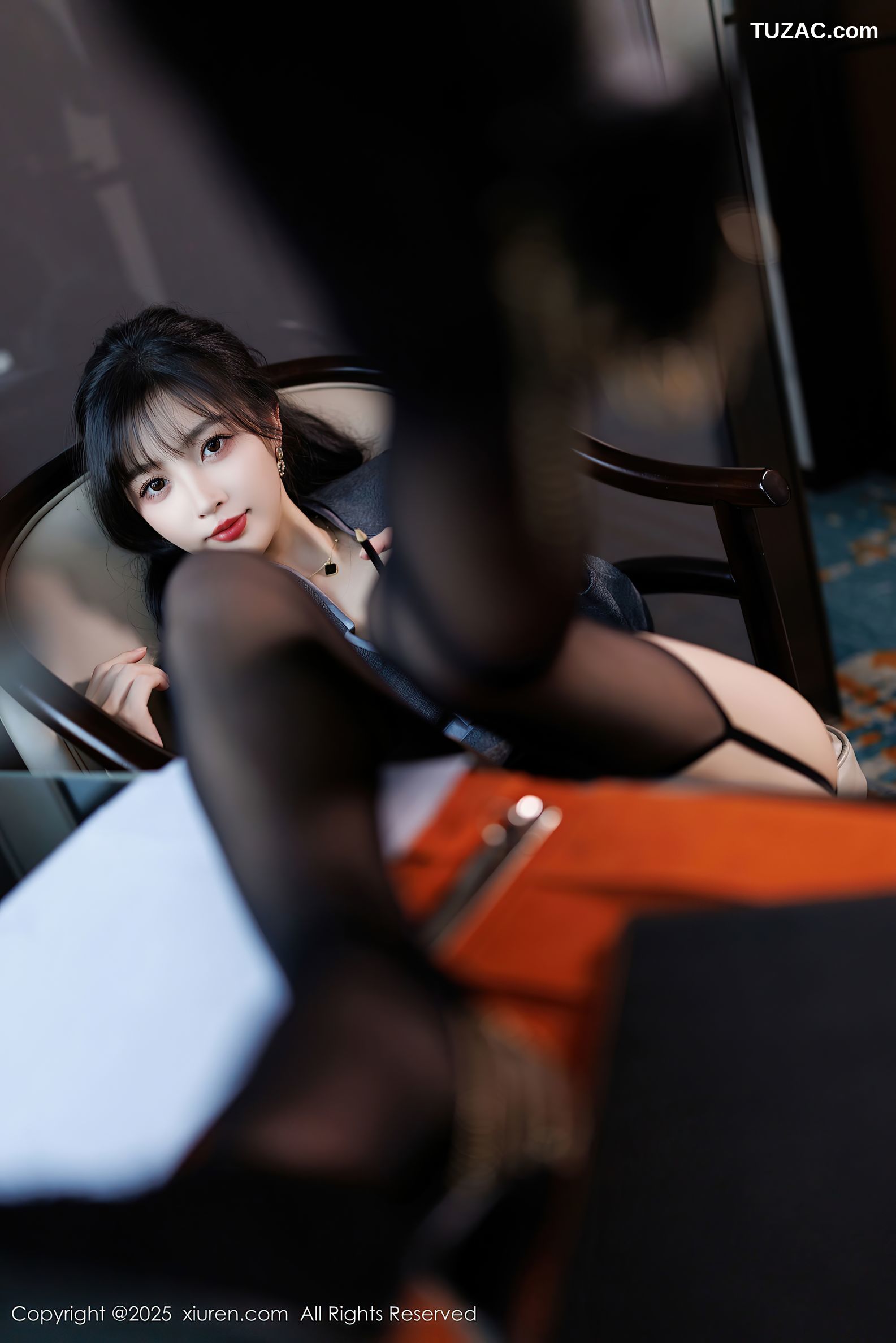 XiuRen秀人网-9957-樱桃小阑子-OL灰色裙装紫色蕾丝内衣吊带袜-2025.03.03