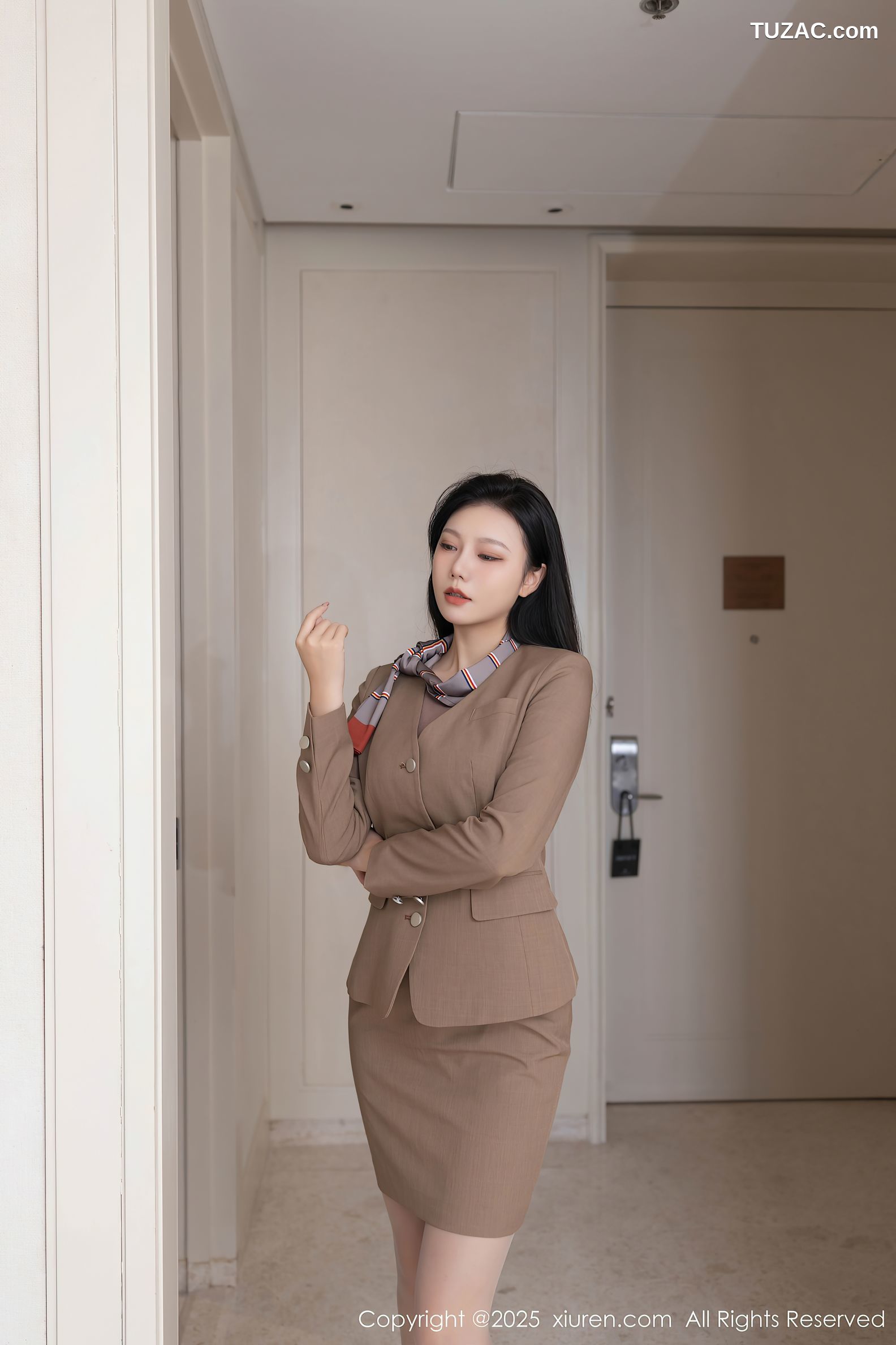 XiuRen秀人网-9966-安然anran-空姐棕色裙装白色内衣-2025.03.04