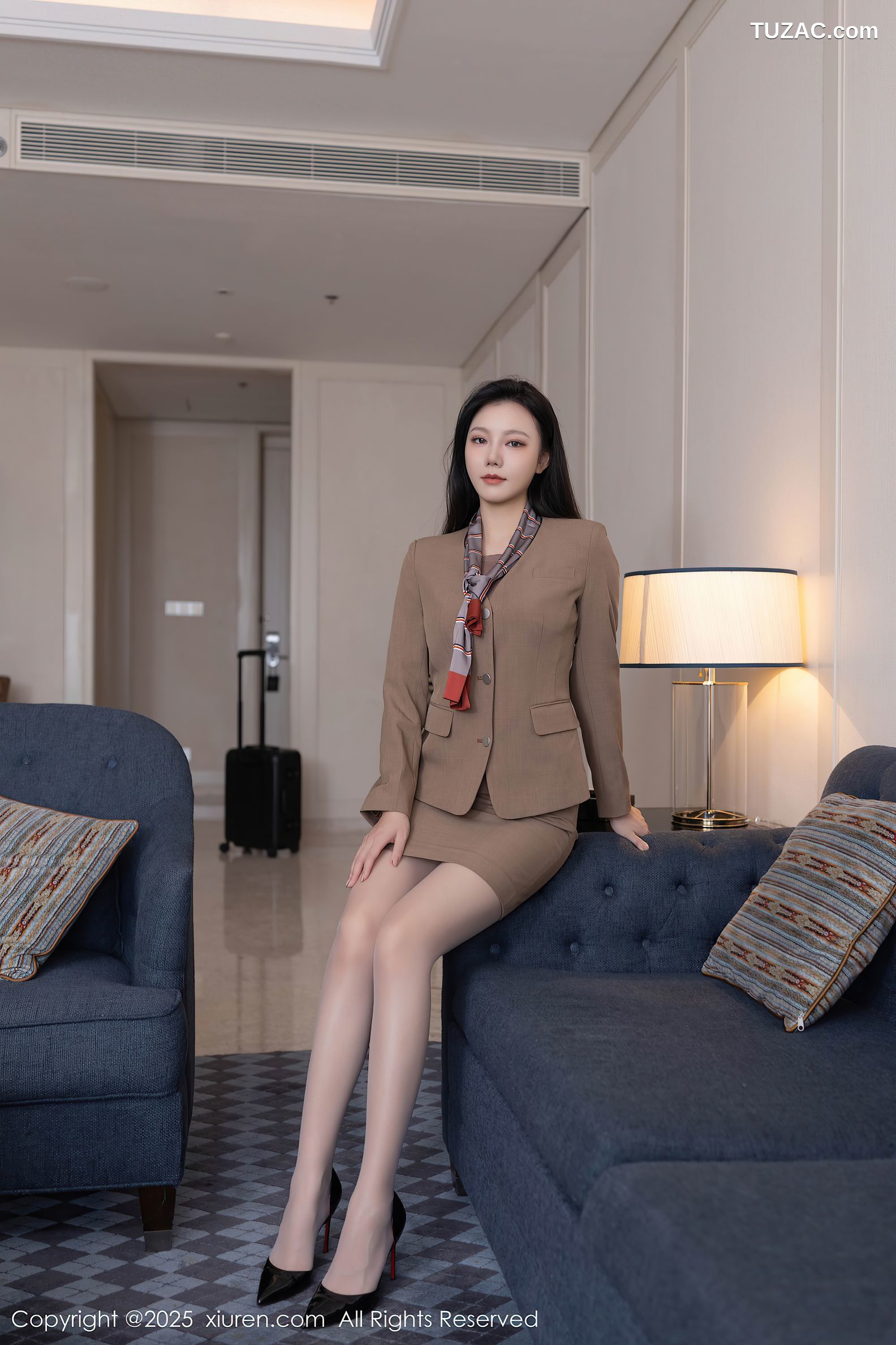 XiuRen秀人网-9966-安然anran-空姐棕色裙装白色内衣-2025.03.04