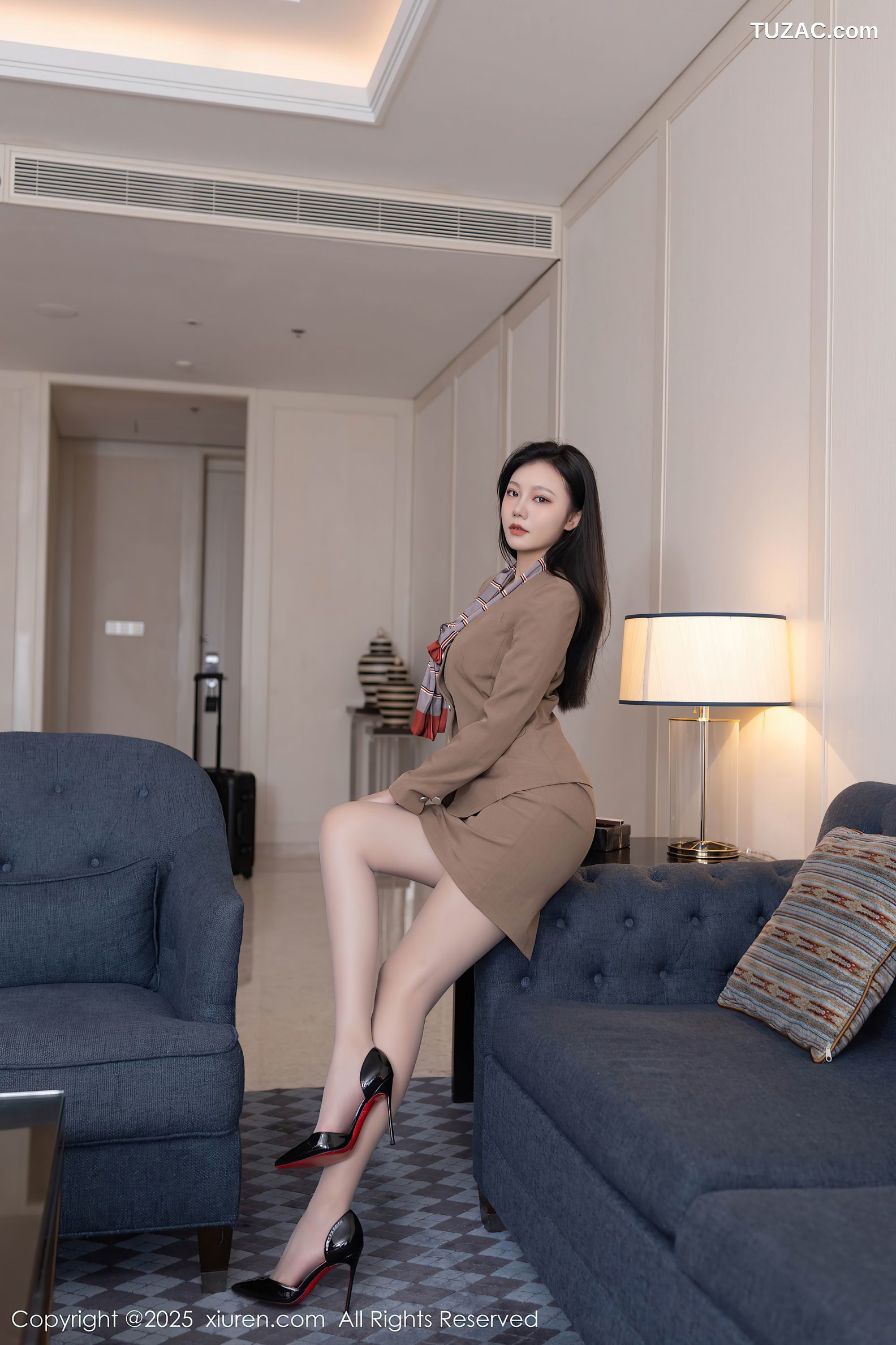 XiuRen秀人网-9966-安然anran-空姐棕色裙装白色内衣-2025.03.04