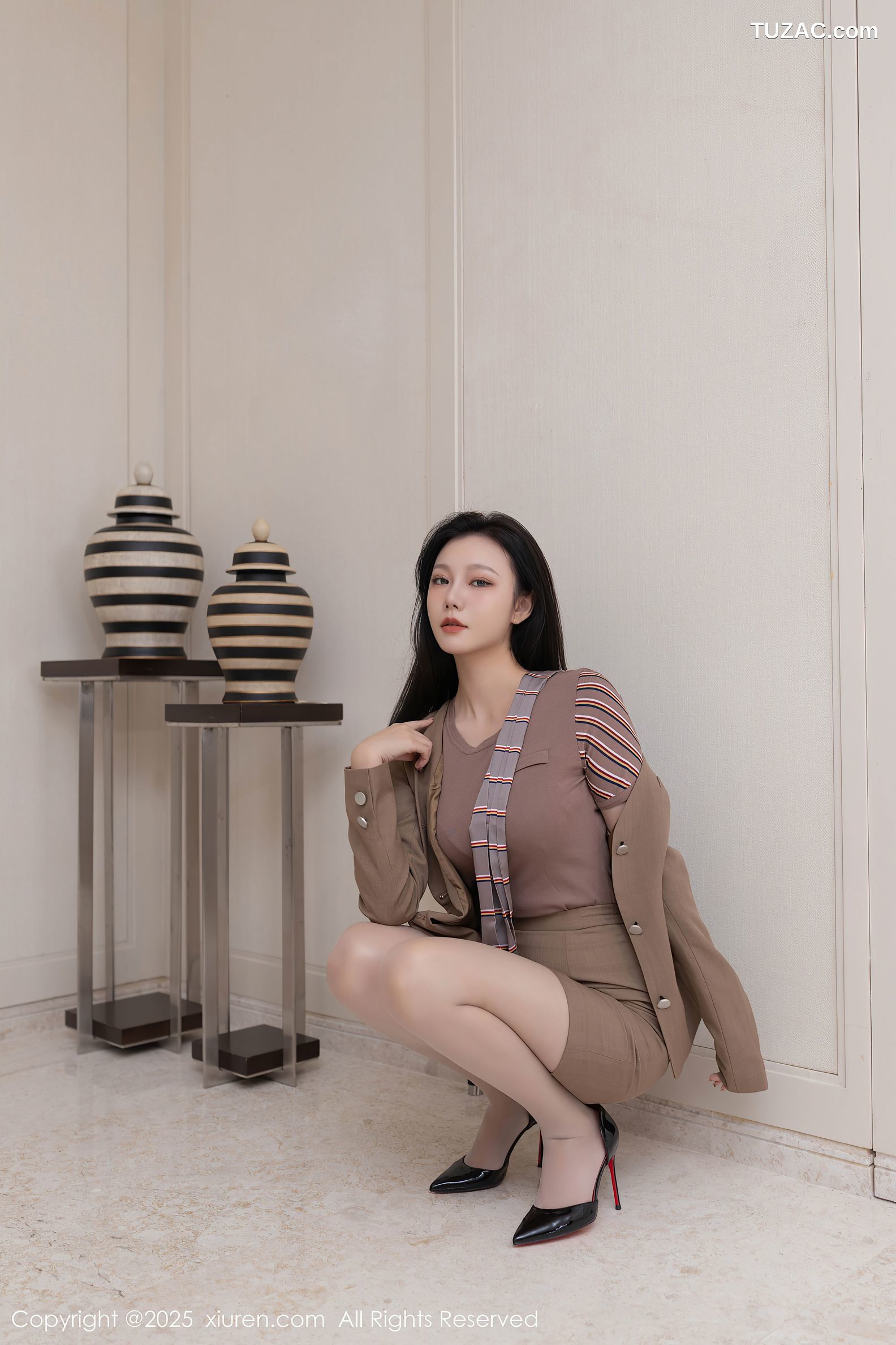 XiuRen秀人网-9966-安然anran-空姐棕色裙装白色内衣-2025.03.04