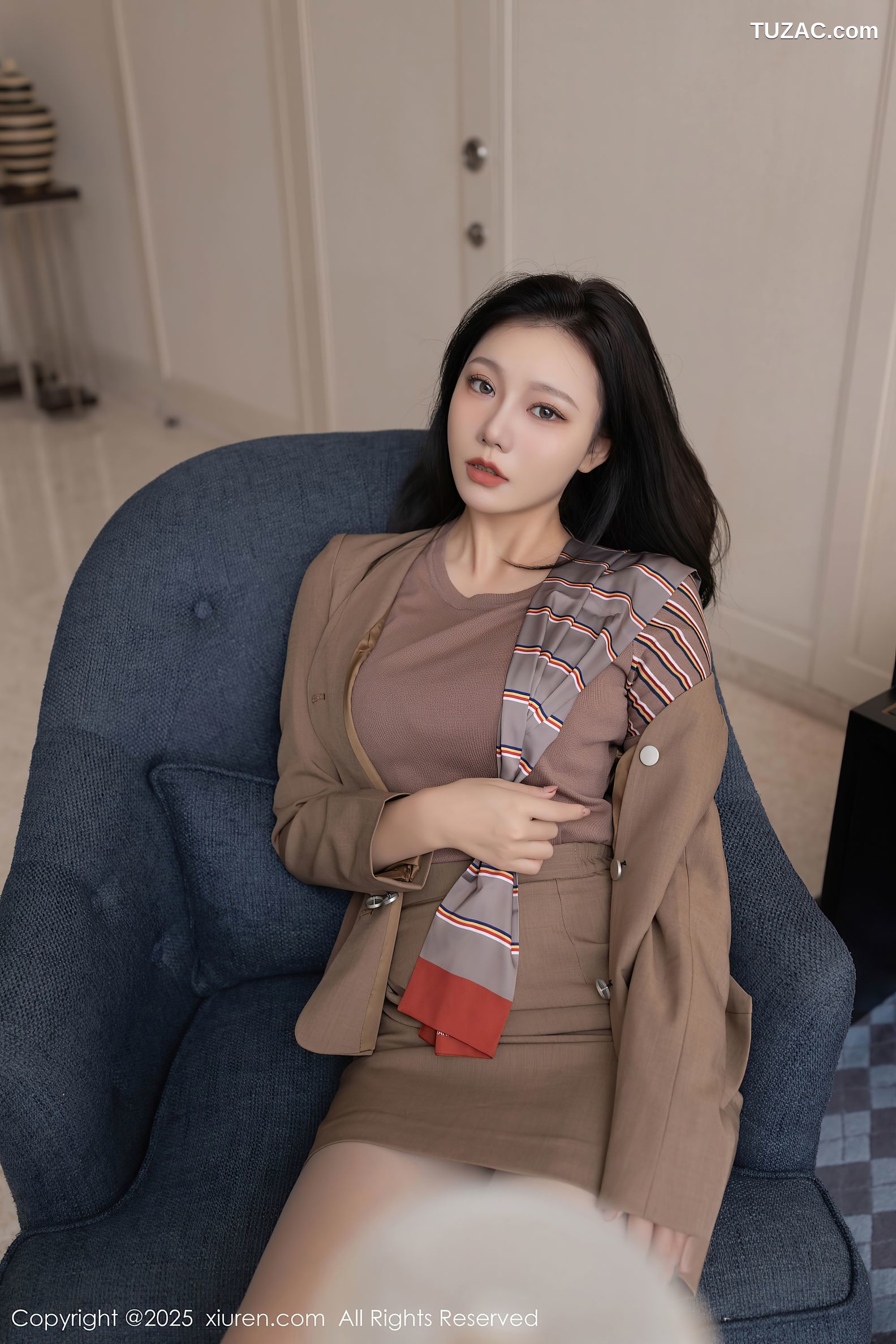 XiuRen秀人网-9966-安然anran-空姐棕色裙装白色内衣-2025.03.04