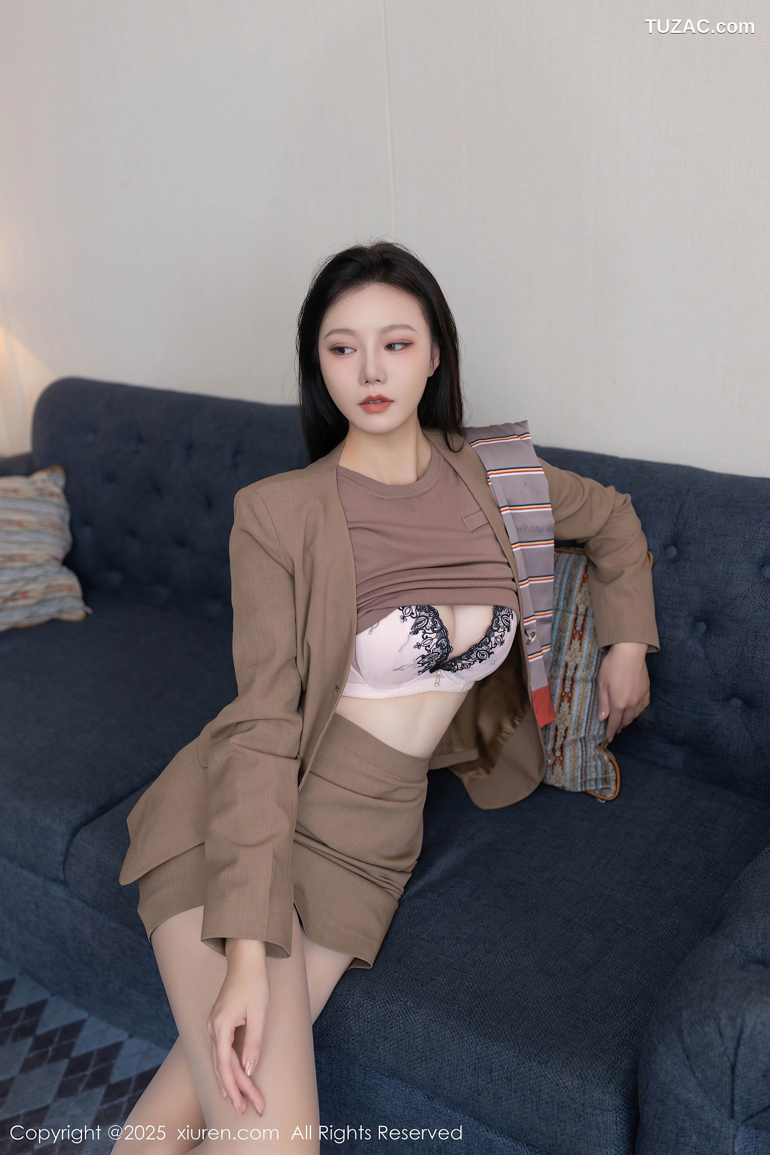 XiuRen秀人网-9966-安然anran-空姐棕色裙装白色内衣-2025.03.04