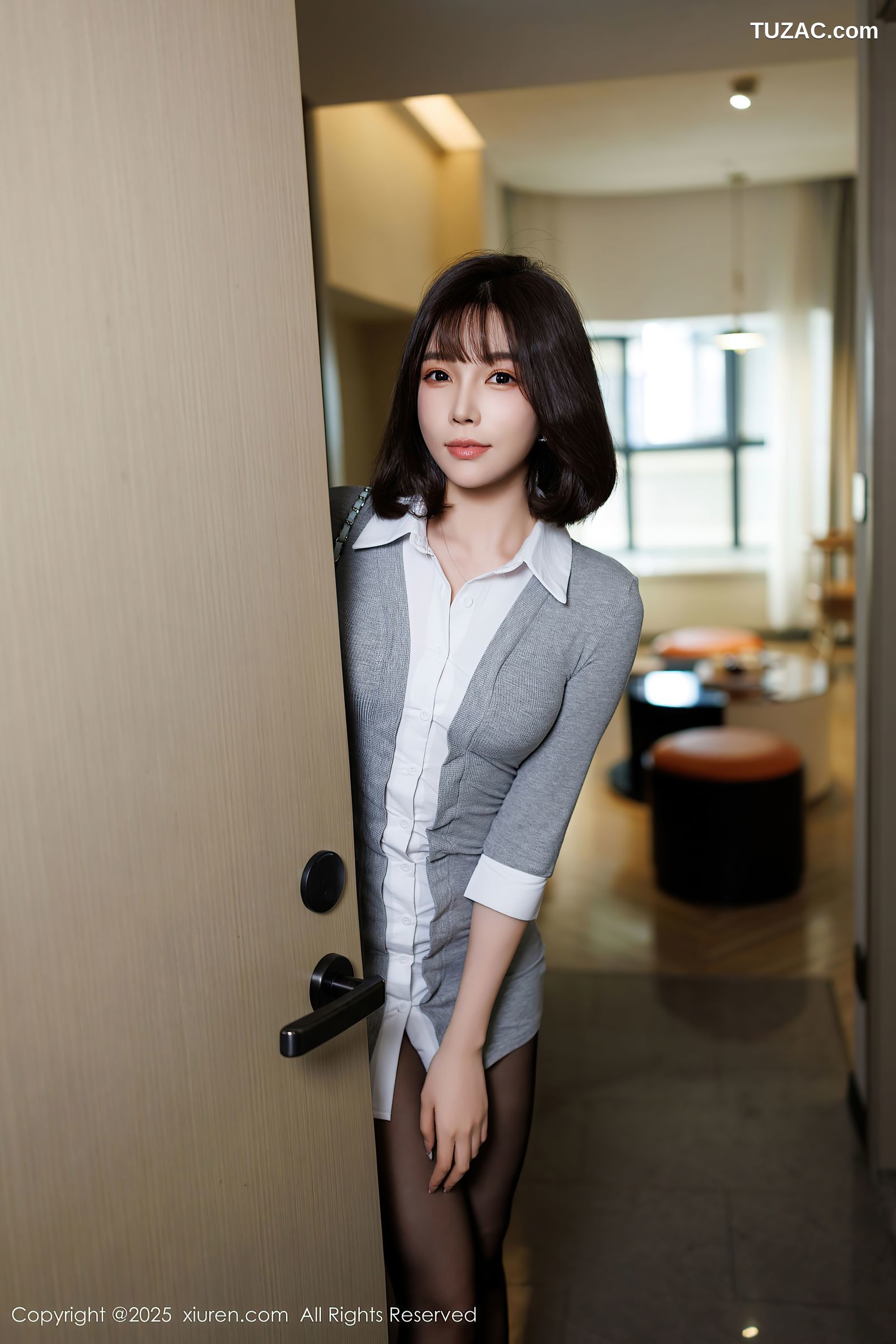 XiuRen秀人网-9978-徐莉芝Booty-灰色针织连衣短裙黑丝白蕾丝内衣-2025.03.06