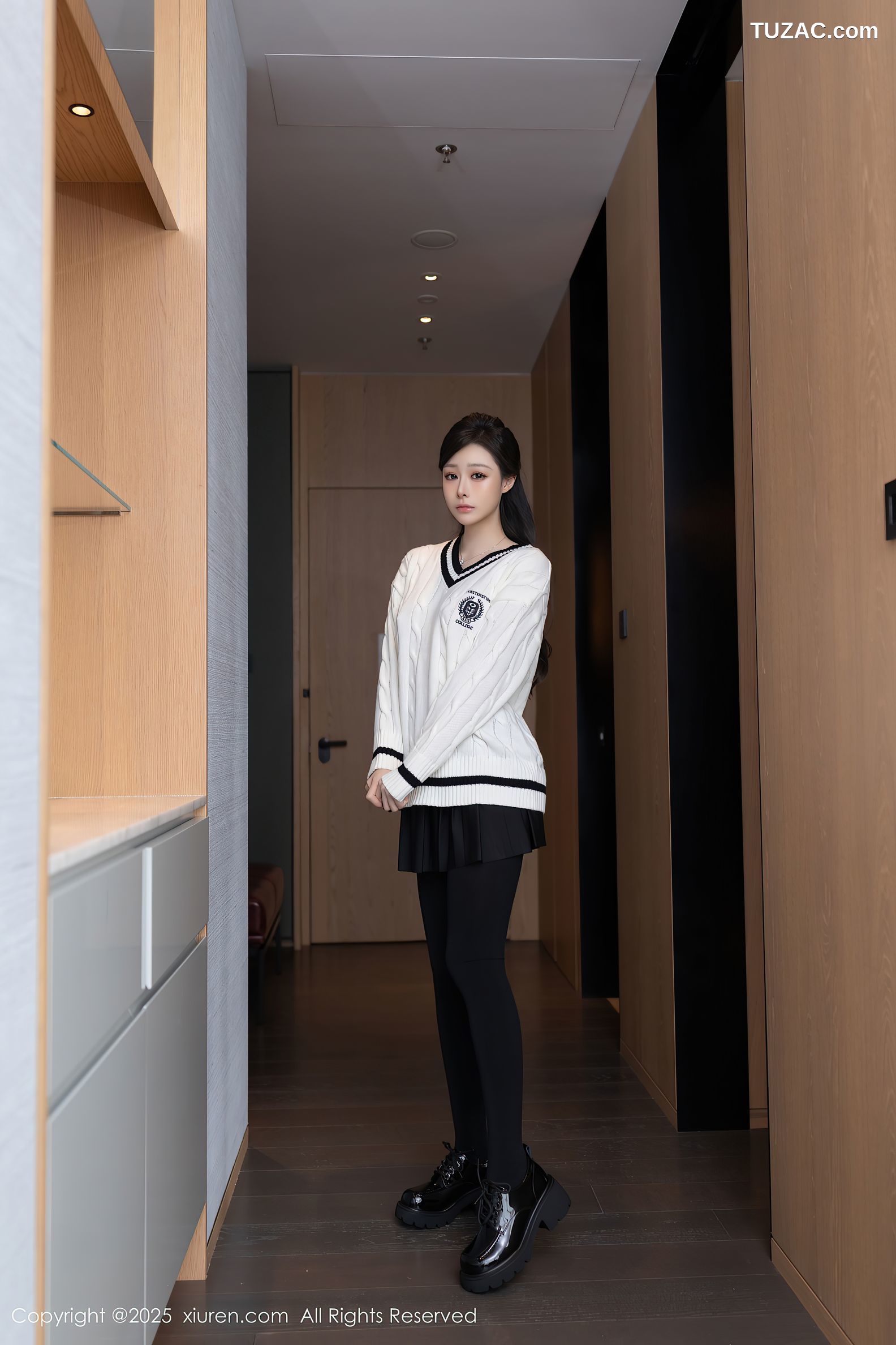 XiuRen秀人网-9986-小逗逗-白色针织衫深蓝百褶裙黑丝-2025.03.07