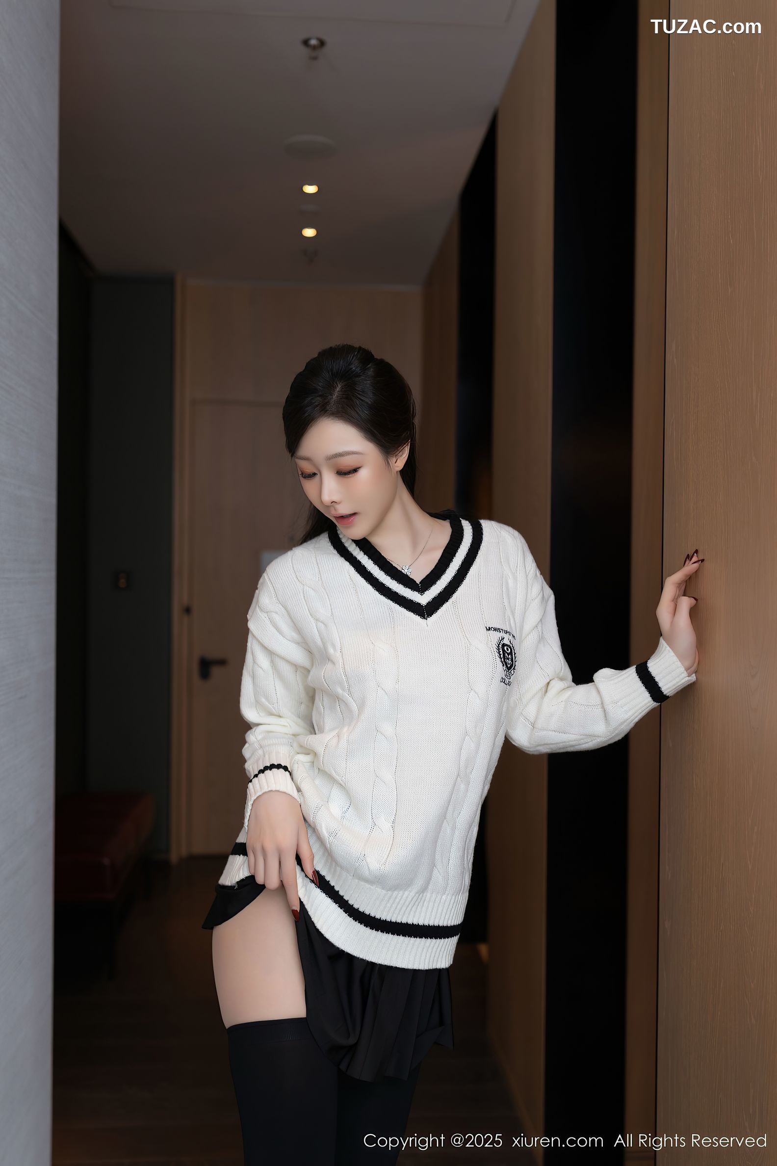 XiuRen秀人网-9986-小逗逗-白色针织衫深蓝百褶裙黑丝-2025.03.07