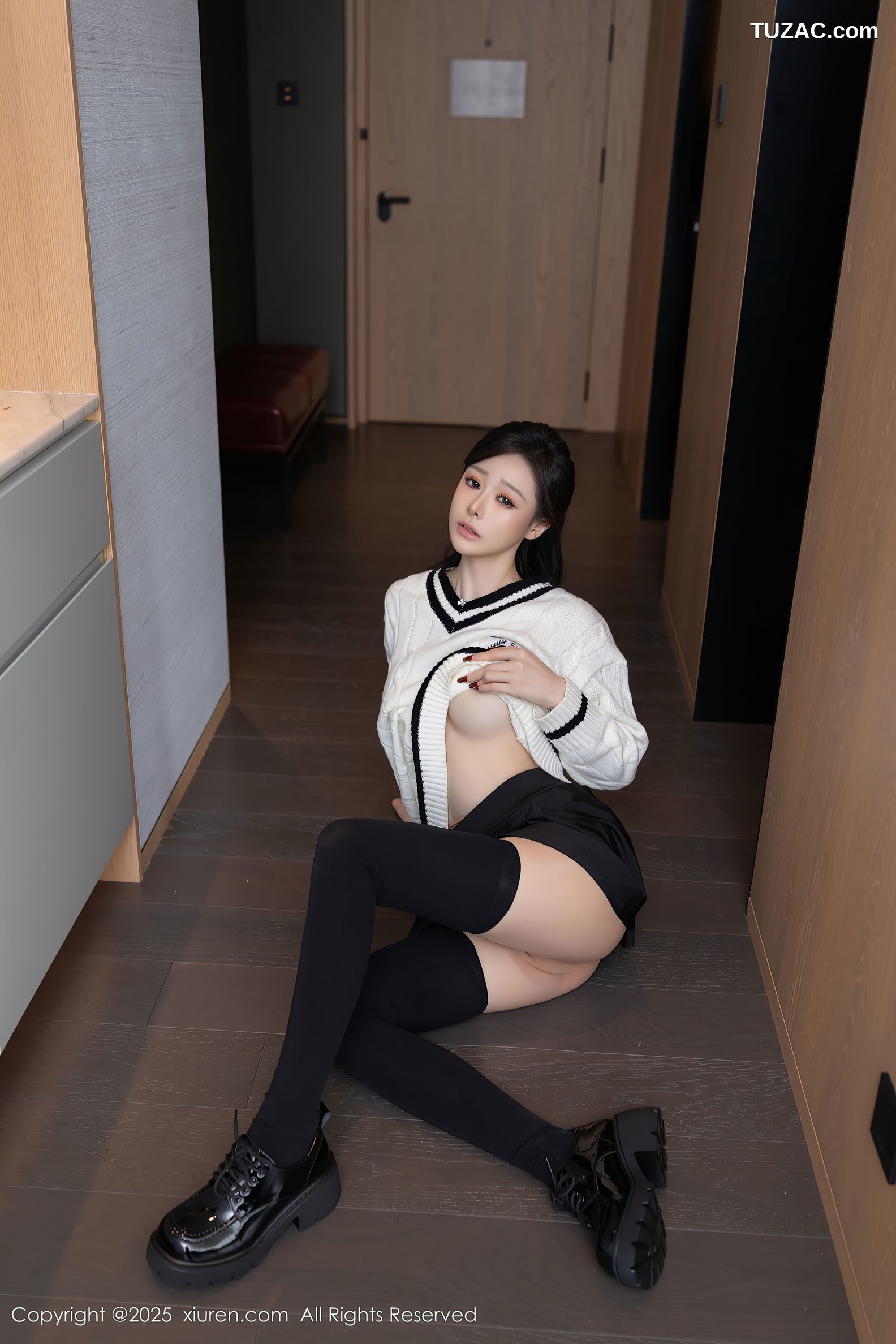 XiuRen秀人网-9986-小逗逗-白色针织衫深蓝百褶裙黑丝-2025.03.07