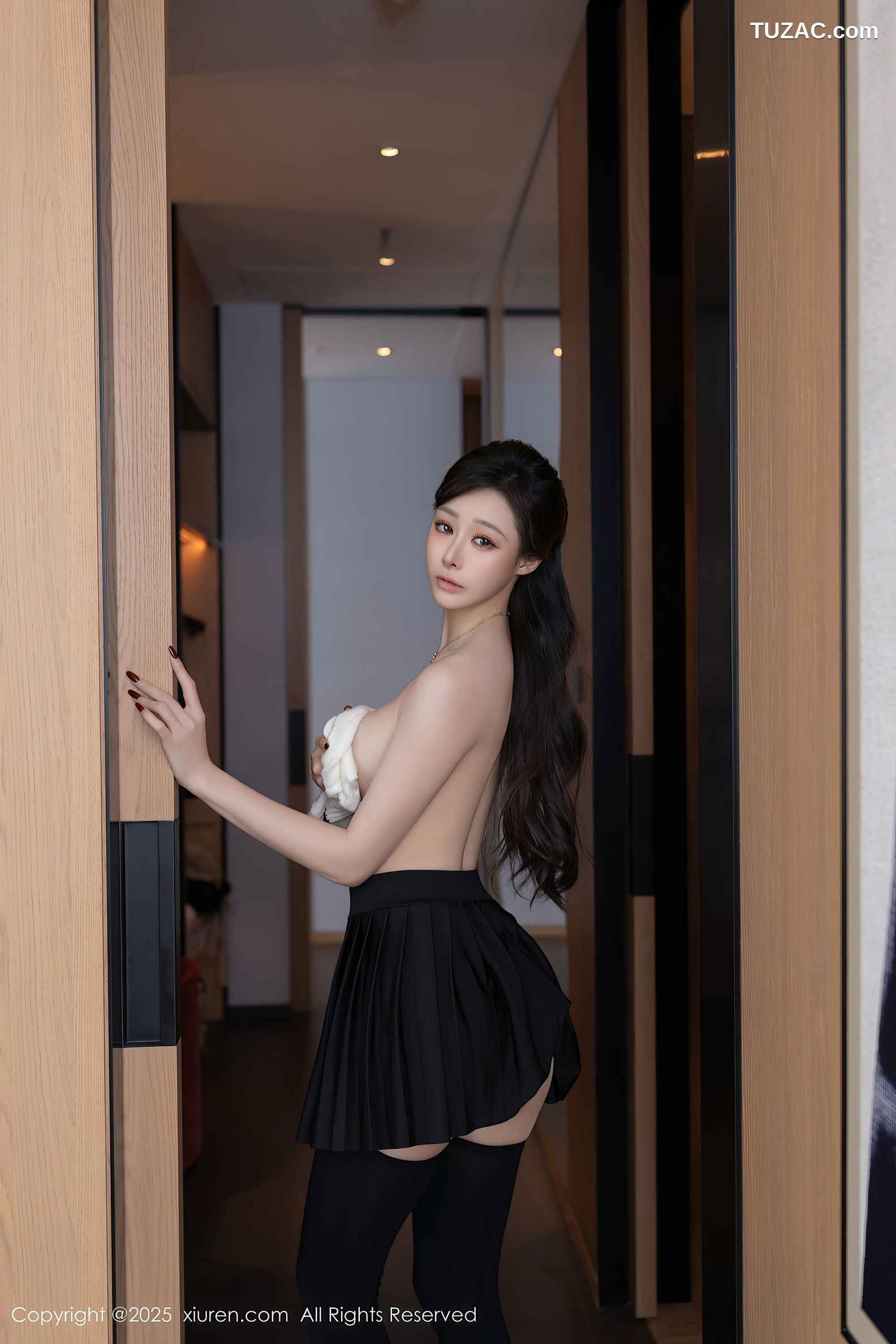 XiuRen秀人网-9986-小逗逗-白色针织衫深蓝百褶裙黑丝-2025.03.07