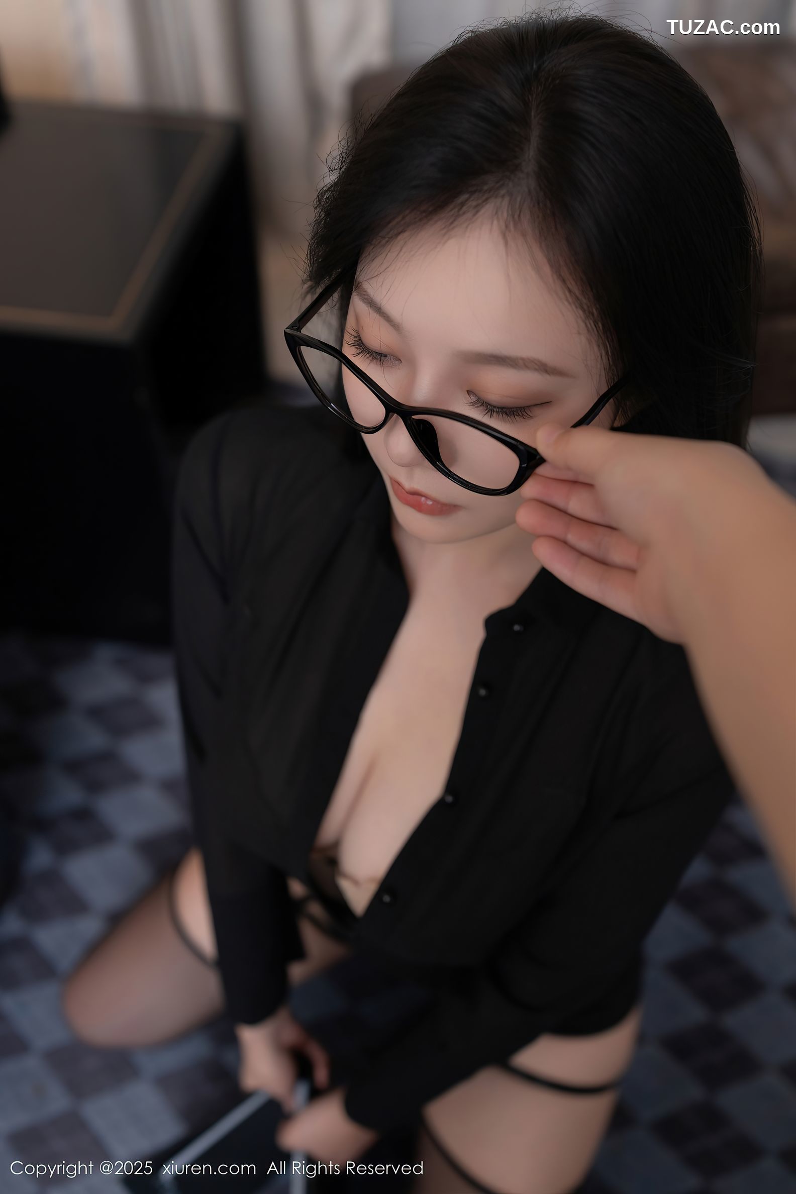 XiuRen秀人网-9999-安然anran-眼镜御姐OL黑色裙装肉色内衣黑丝-2025.03.11