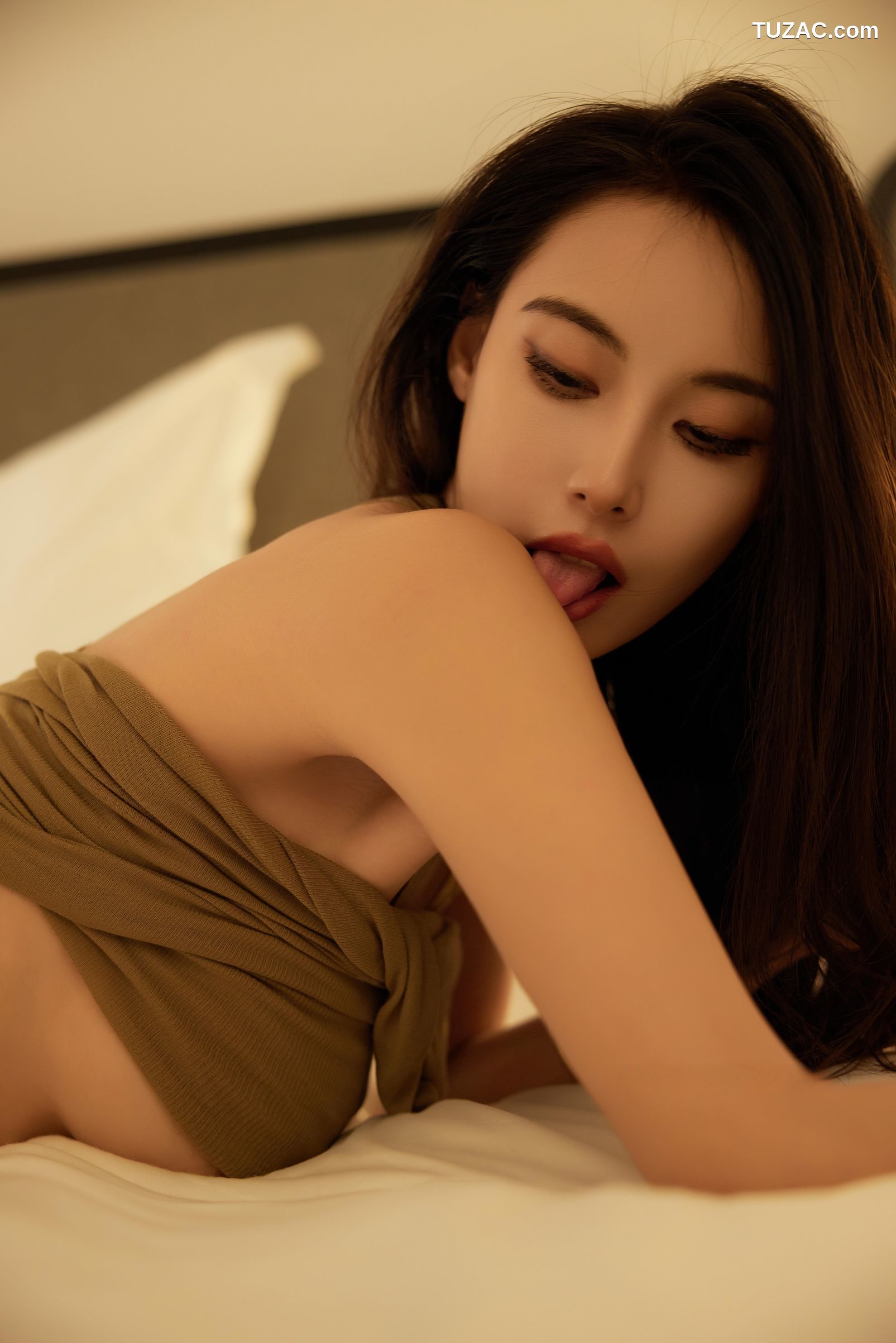 XR-Uncensored-lingyu69-居家紧身裙下的秘密-XiuRen秀人网-9289-内购私拍-2024.10.15