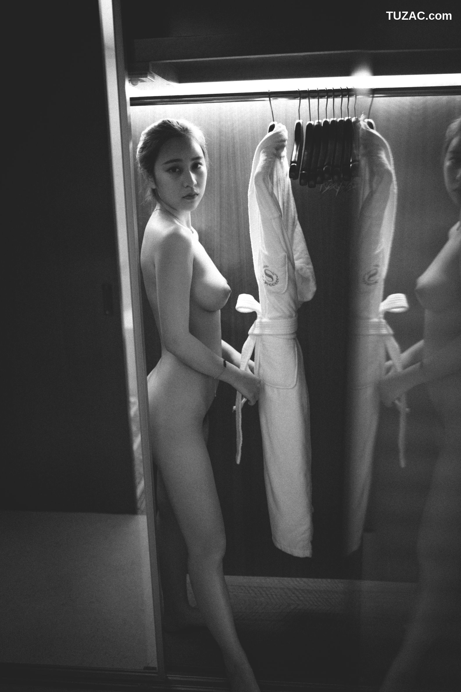 XR-Uncensored-乔依琳-出浴