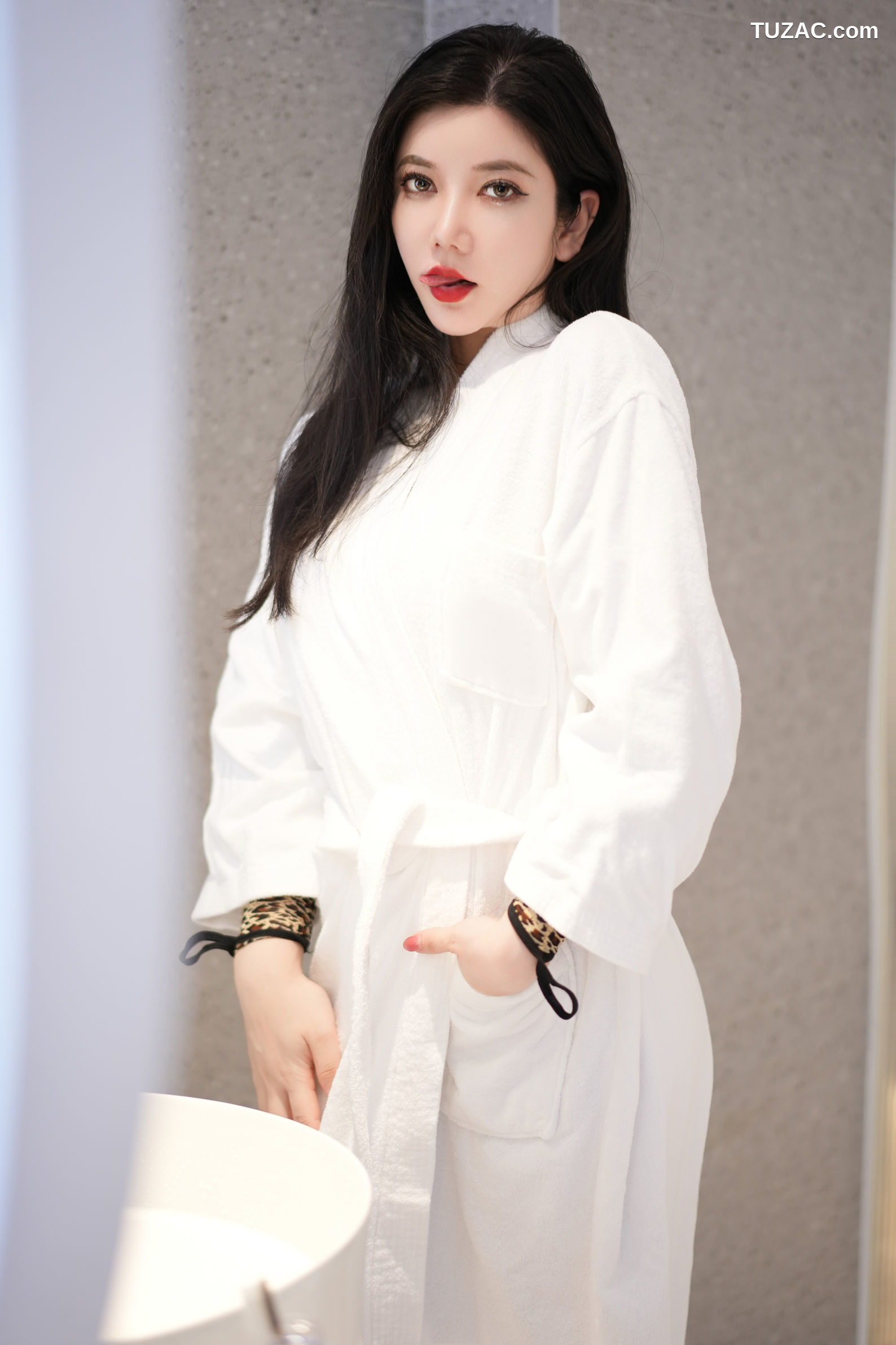 XR-Uncensored-心妍小公主-豹纹-花旗袍-XiuRen秀人网-6625-浴室性感豹纹情趣服饰-2023.04.24