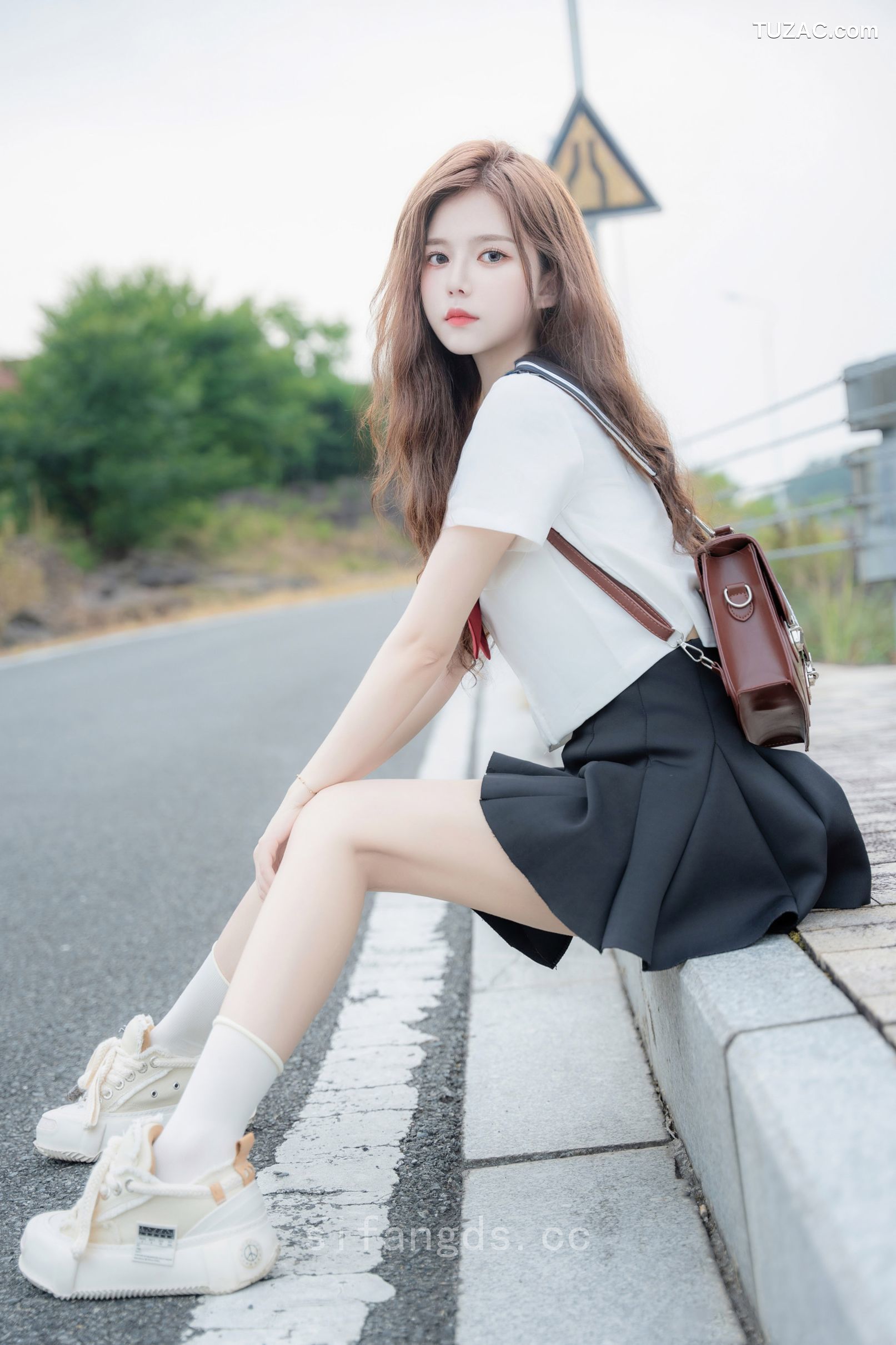 XR-Uncensored-拍黄瓜-纯真与活力的完美结合-XiuRen秀人网-8948-学生装水手服深灰短裙-2024.08.01