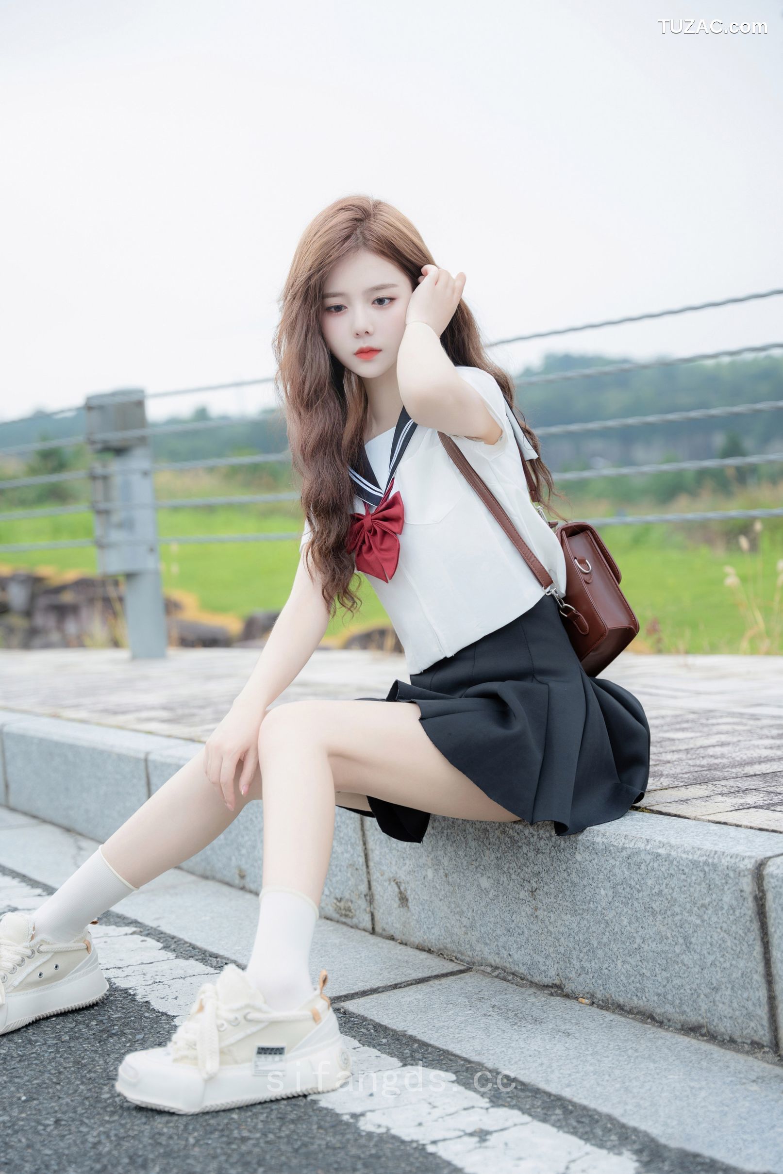 XR-Uncensored-拍黄瓜-纯真与活力的完美结合-XiuRen秀人网-8948-学生装水手服深灰短裙-2024.08.01