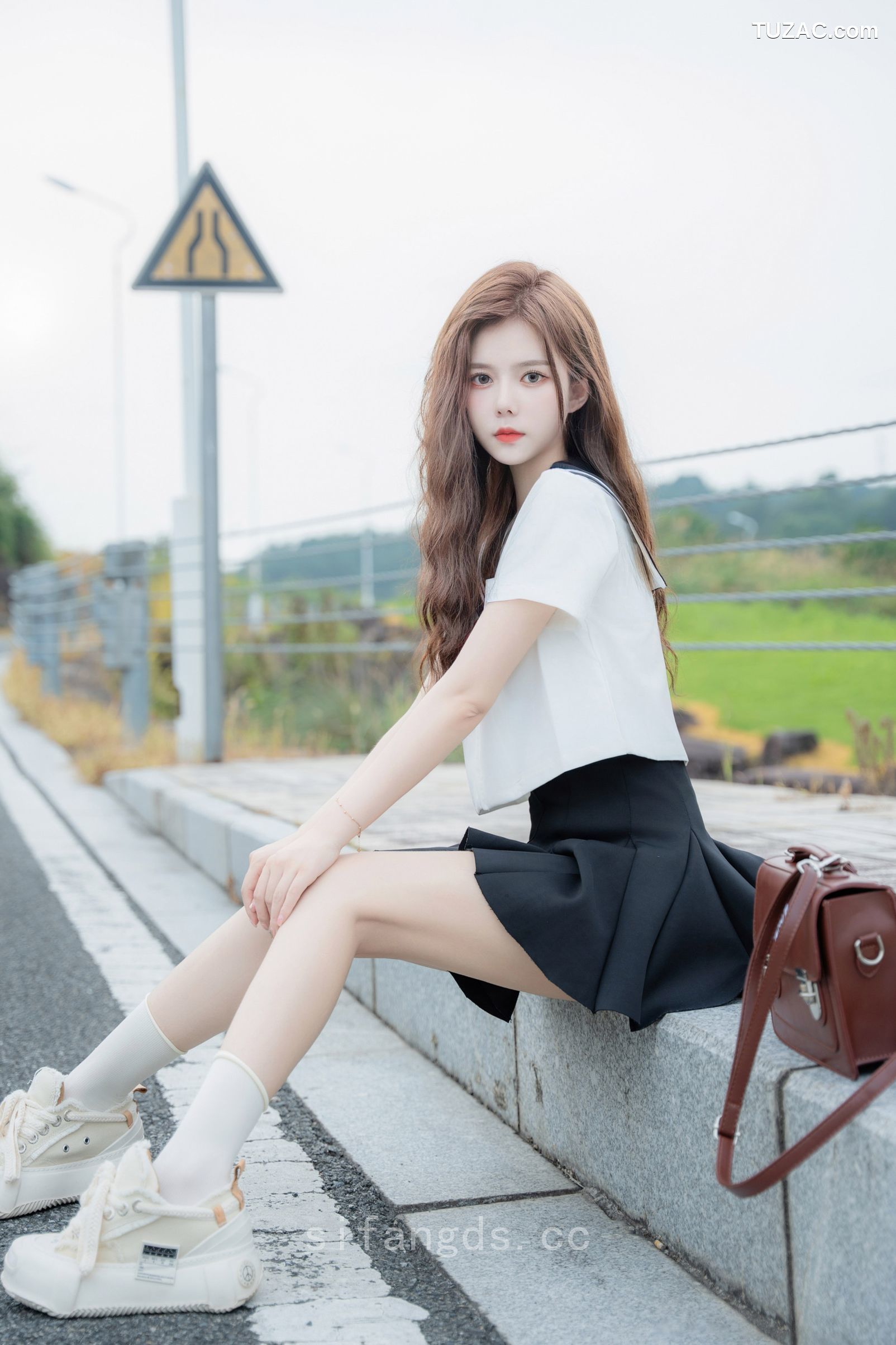 XR-Uncensored-拍黄瓜-纯真与活力的完美结合-XiuRen秀人网-8948-学生装水手服深灰短裙-2024.08.01