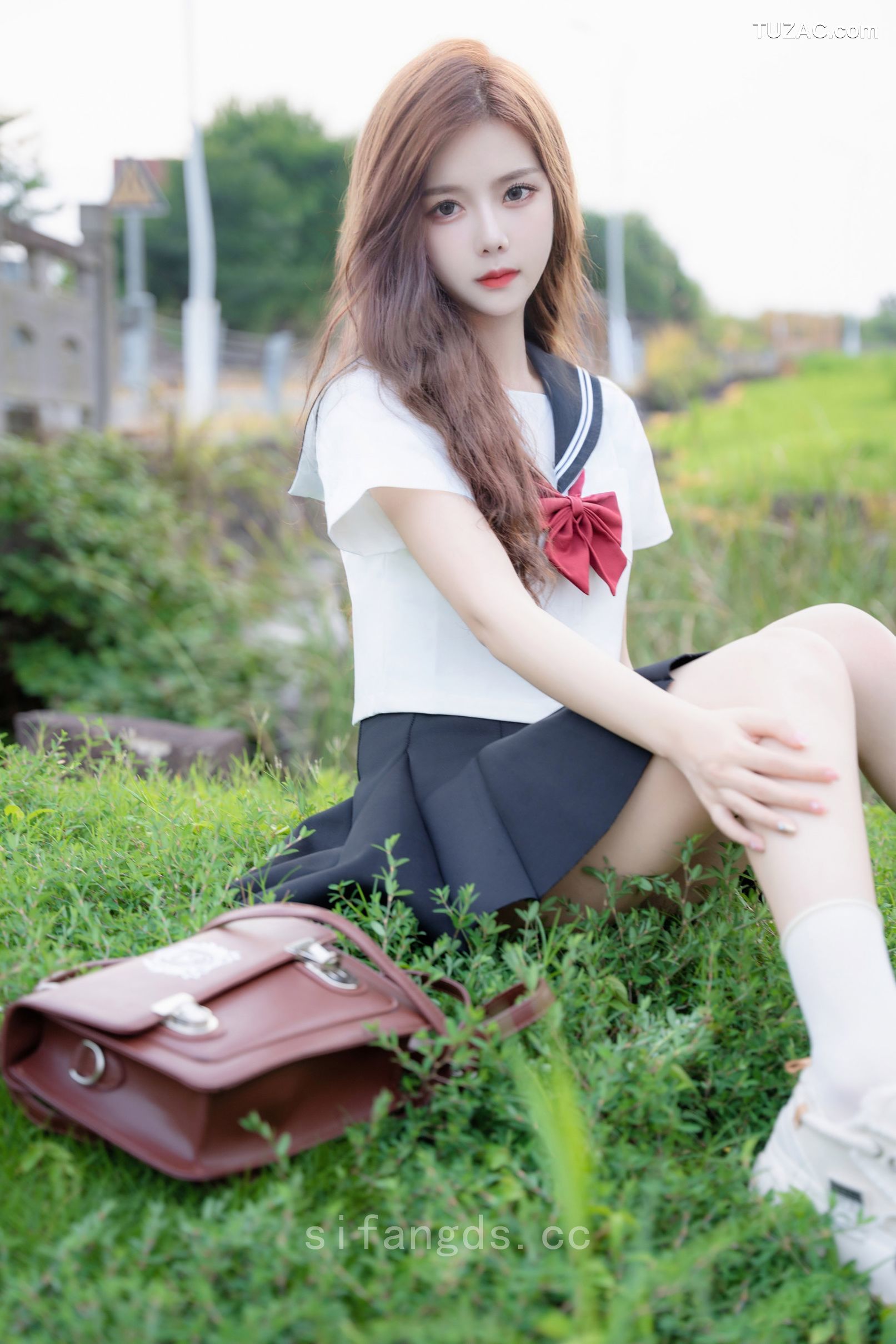 XR-Uncensored-拍黄瓜-纯真与活力的完美结合-XiuRen秀人网-8948-学生装水手服深灰短裙-2024.08.01
