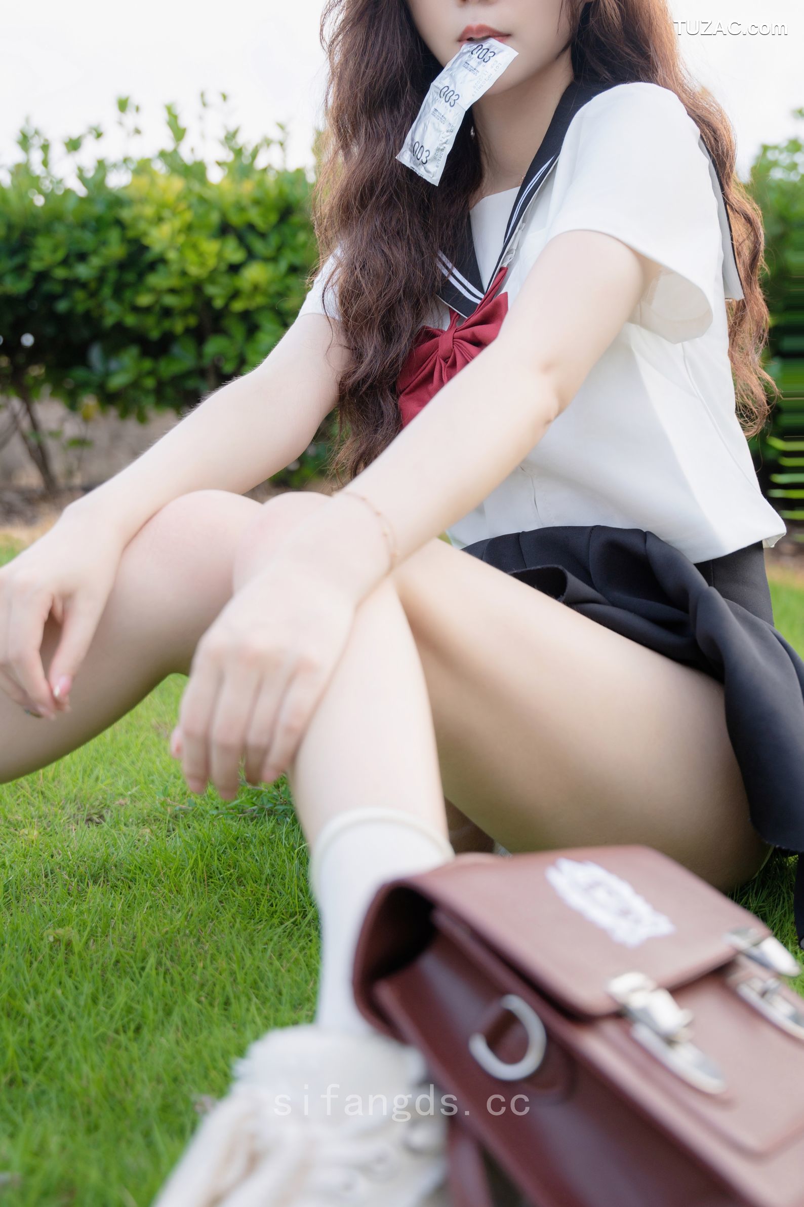 XR-Uncensored-拍黄瓜-纯真与活力的完美结合-XiuRen秀人网-8948-学生装水手服深灰短裙-2024.08.01