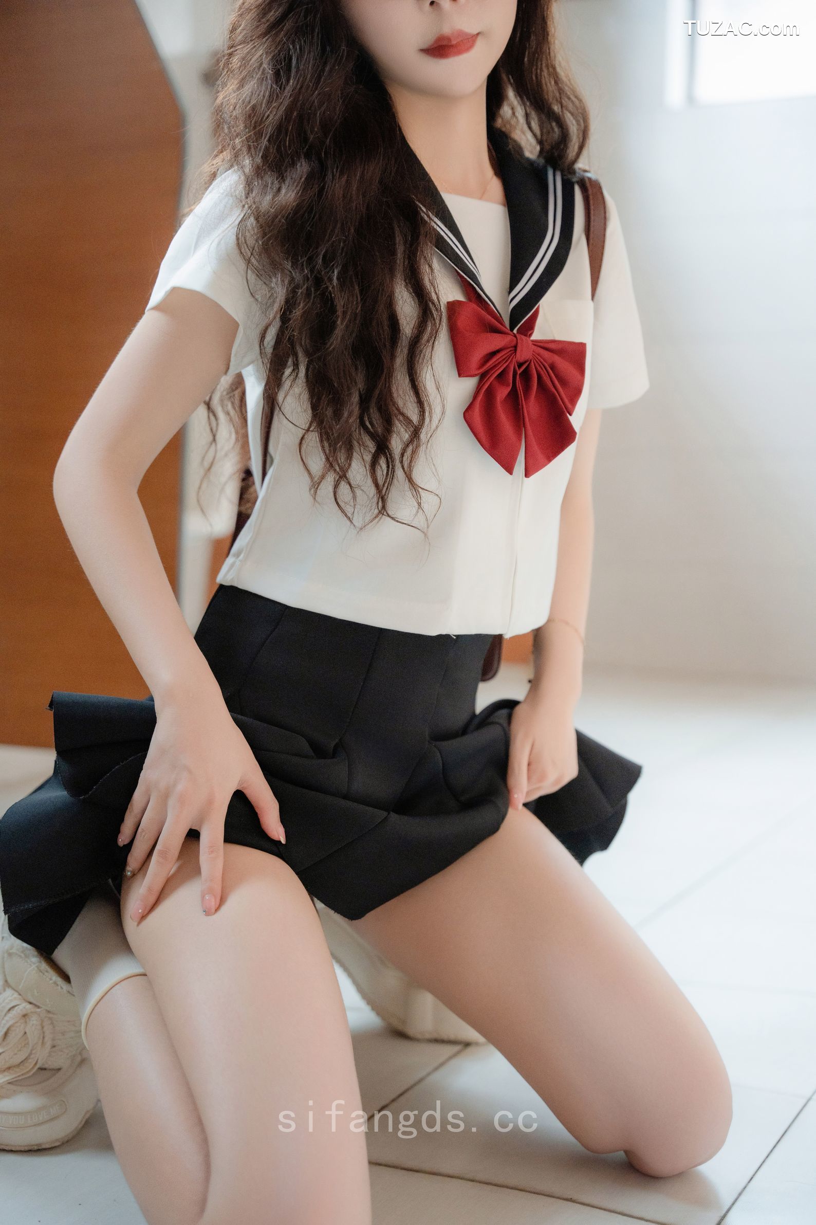 XR-Uncensored-拍黄瓜-纯真与活力的完美结合-XiuRen秀人网-8948-学生装水手服深灰短裙-2024.08.01