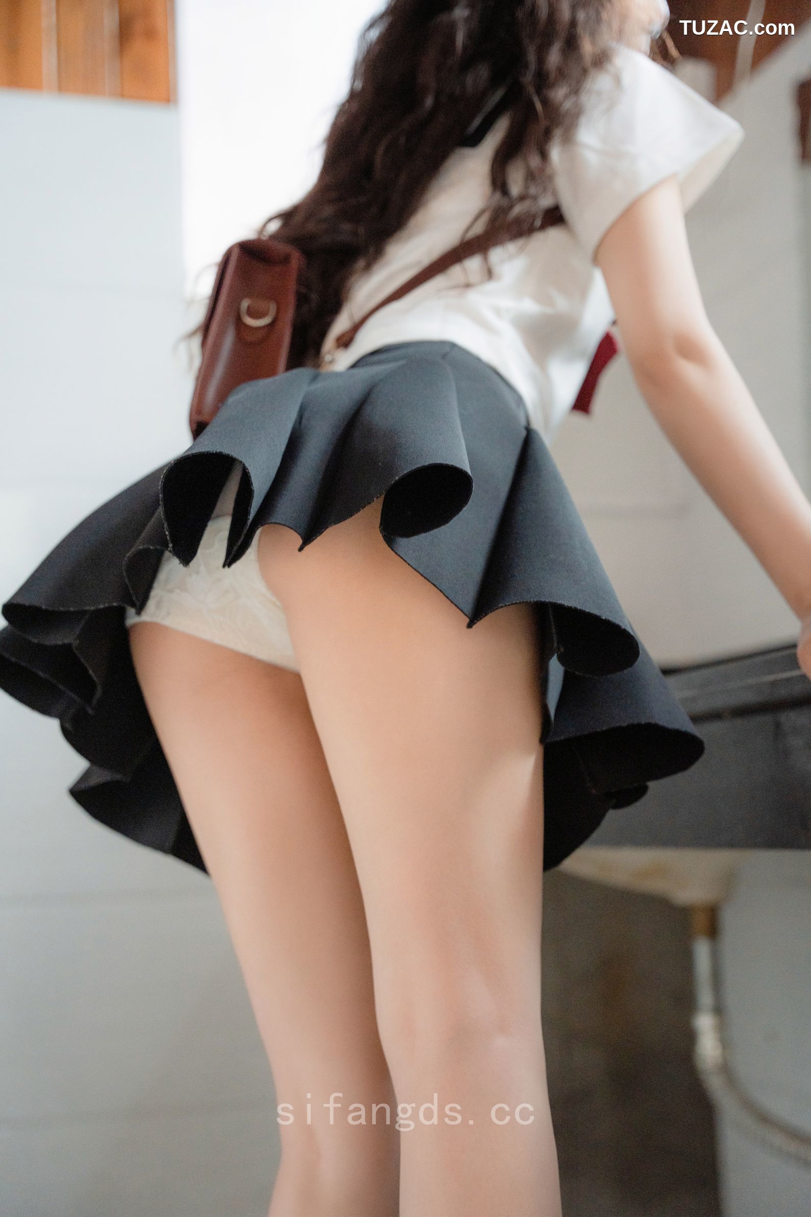 XR-Uncensored-拍黄瓜-纯真与活力的完美结合-XiuRen秀人网-8948-学生装水手服深灰短裙-2024.08.01