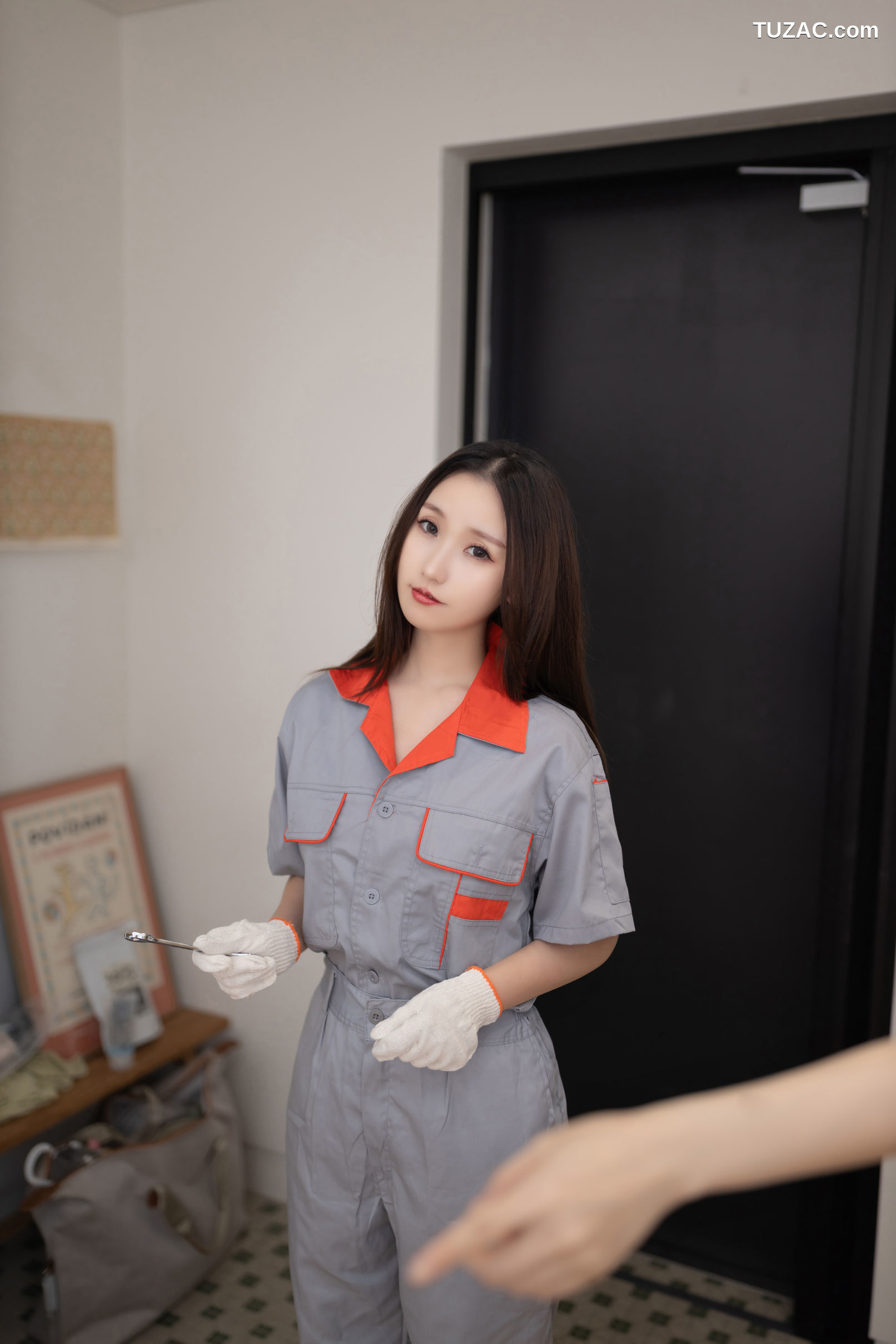 XR-Uncensored-杏子Yada-物业小姐-XiuRen秀人网-9207-女物业灰色工装轻透黑内衣黑丝诱惑-2024.09.25