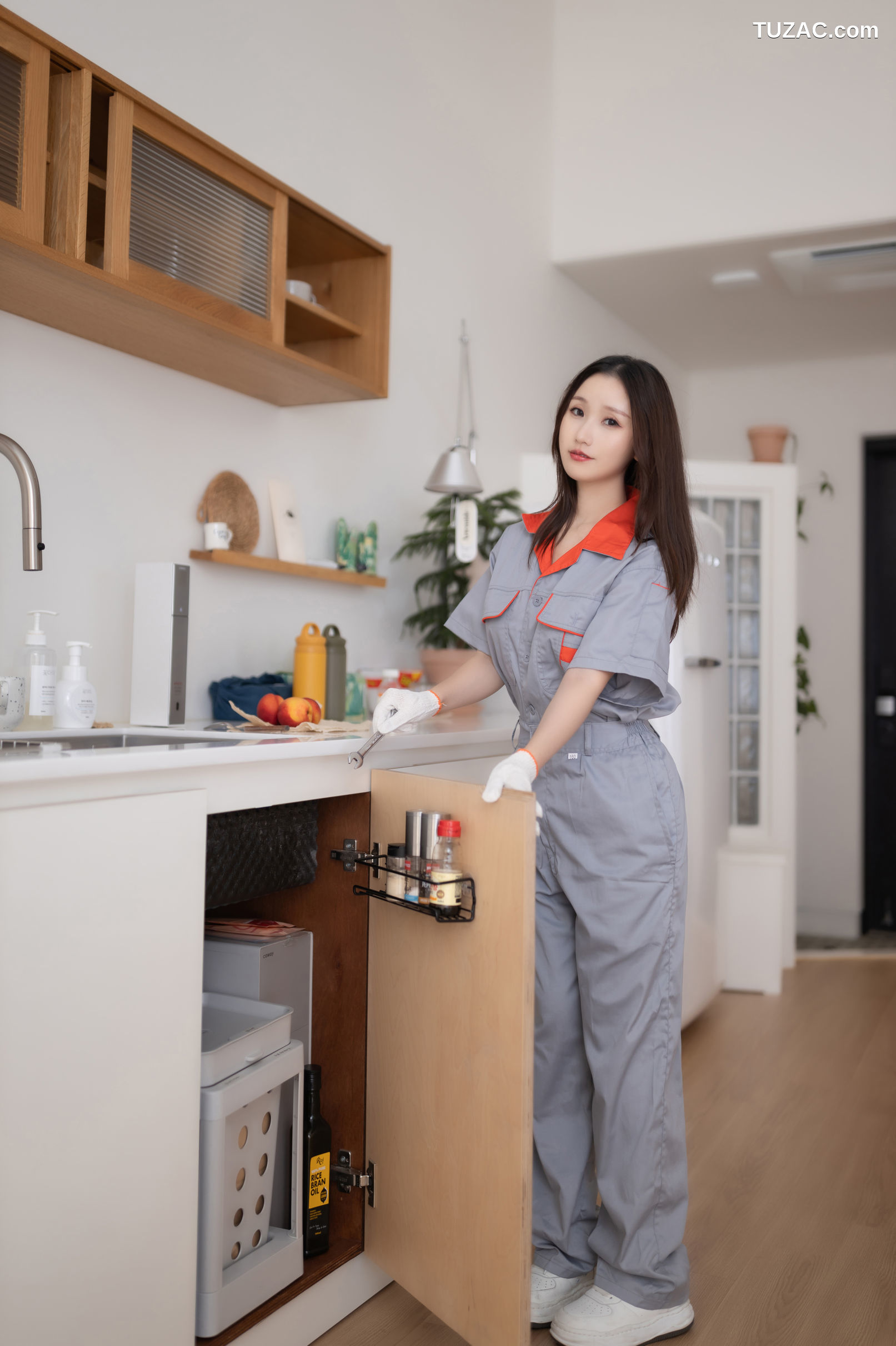 XR-Uncensored-杏子Yada-物业小姐-XiuRen秀人网-9207-女物业灰色工装轻透黑内衣黑丝诱惑-2024.09.25