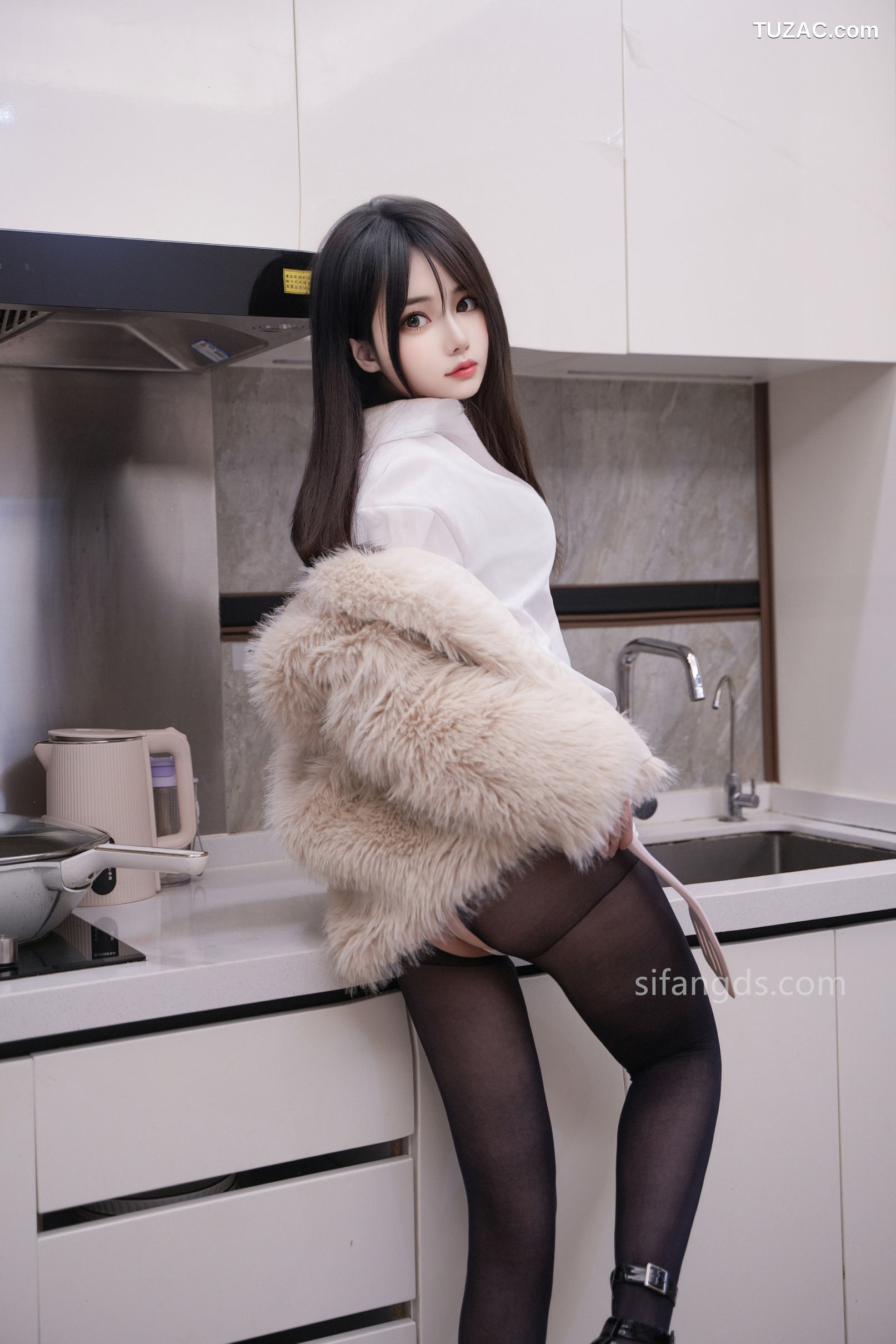 XR-Uncensored-林月月-厨房料理-XiuRen秀人网-8429-内购私拍