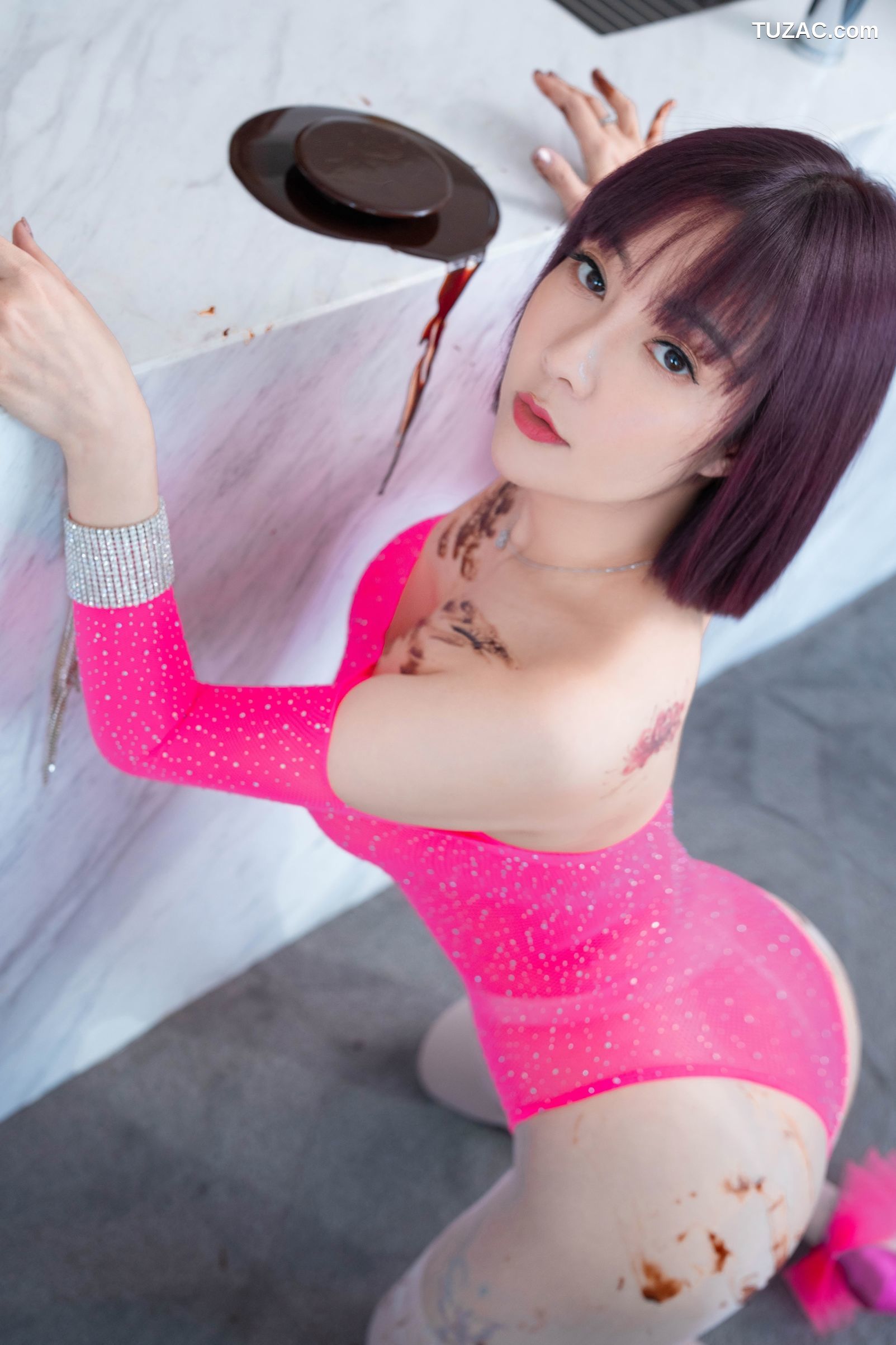 XR-Uncensored-果儿Victoria-醒目粉色-XiuRen秀人网-内购私拍