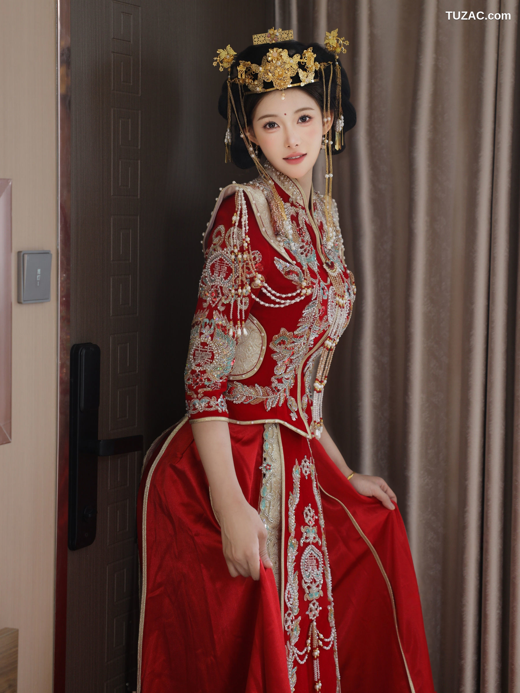 XR-Uncensored-梨霜儿-秀禾服-XiuRen秀人网-10742-内购私拍-2025.09.08