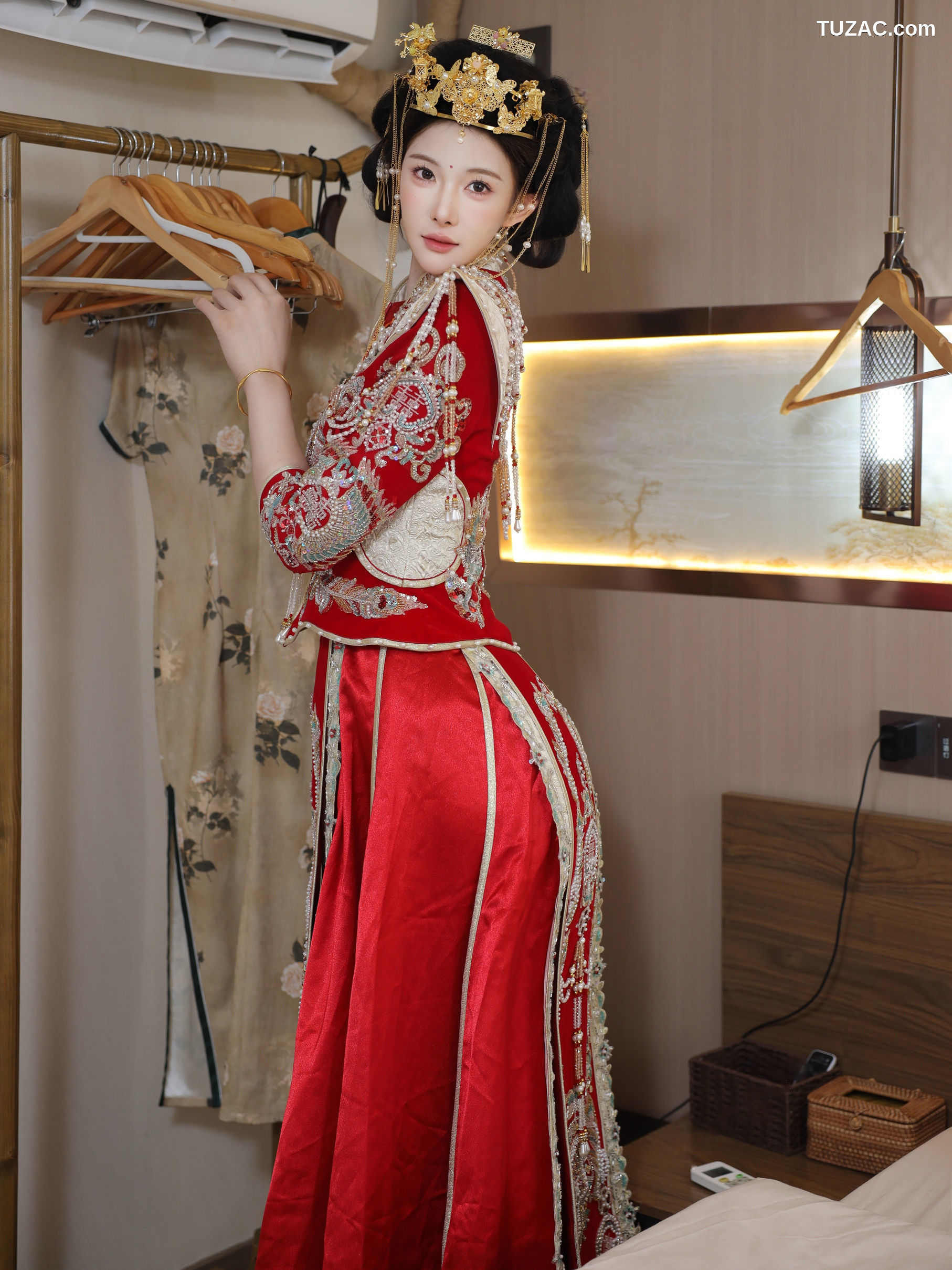 XR-Uncensored-梨霜儿-秀禾服-XiuRen秀人网-10742-内购私拍-2025.09.08