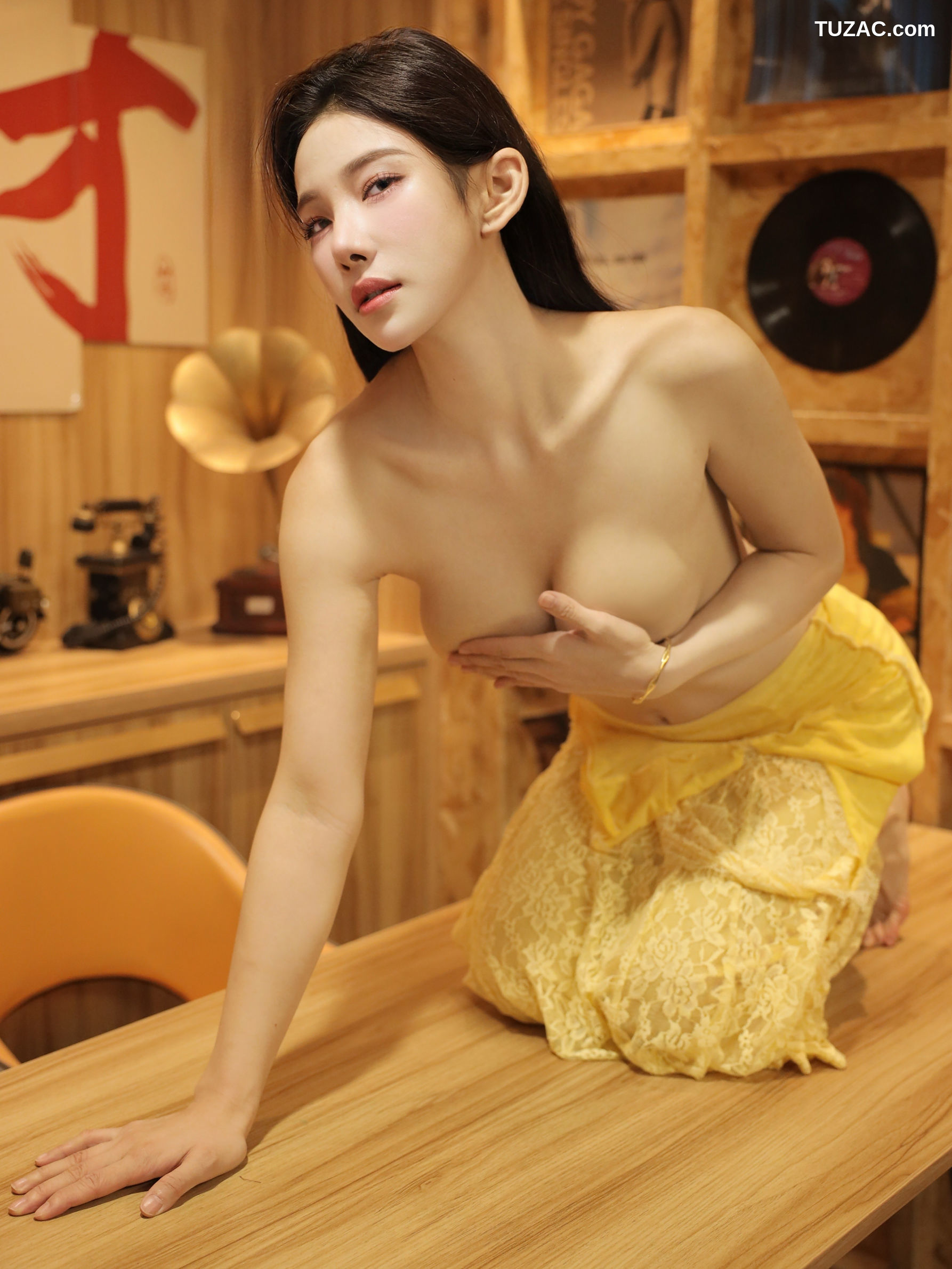XR-Uncensored-梨霜儿-黑胶唱片-XiuRen秀人网-10715-黄色连衣裙-2025.09.01