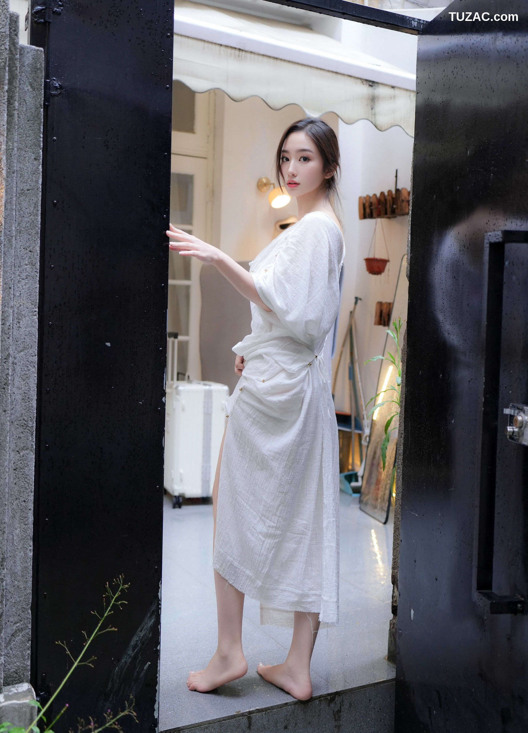 XR-Uncensored-楠芝-身着白色长裙的美女画家-XiuRen秀人网-10603-内购私拍-2025.07.31