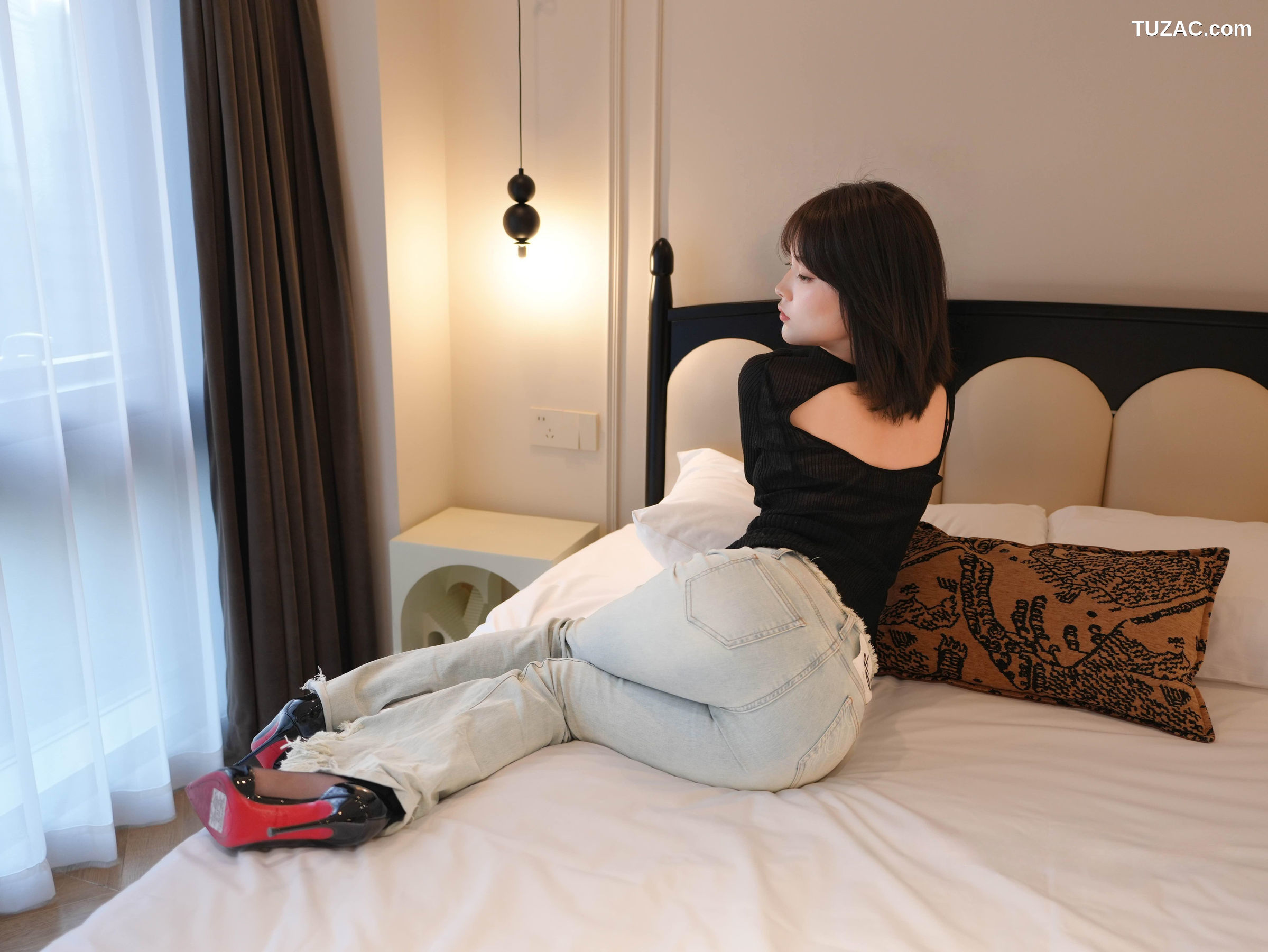 XR-Uncensored-汁汁-牛仔裤下的虾线黑丝-XiuRen秀人网-10374-内购私拍-2025.06.06