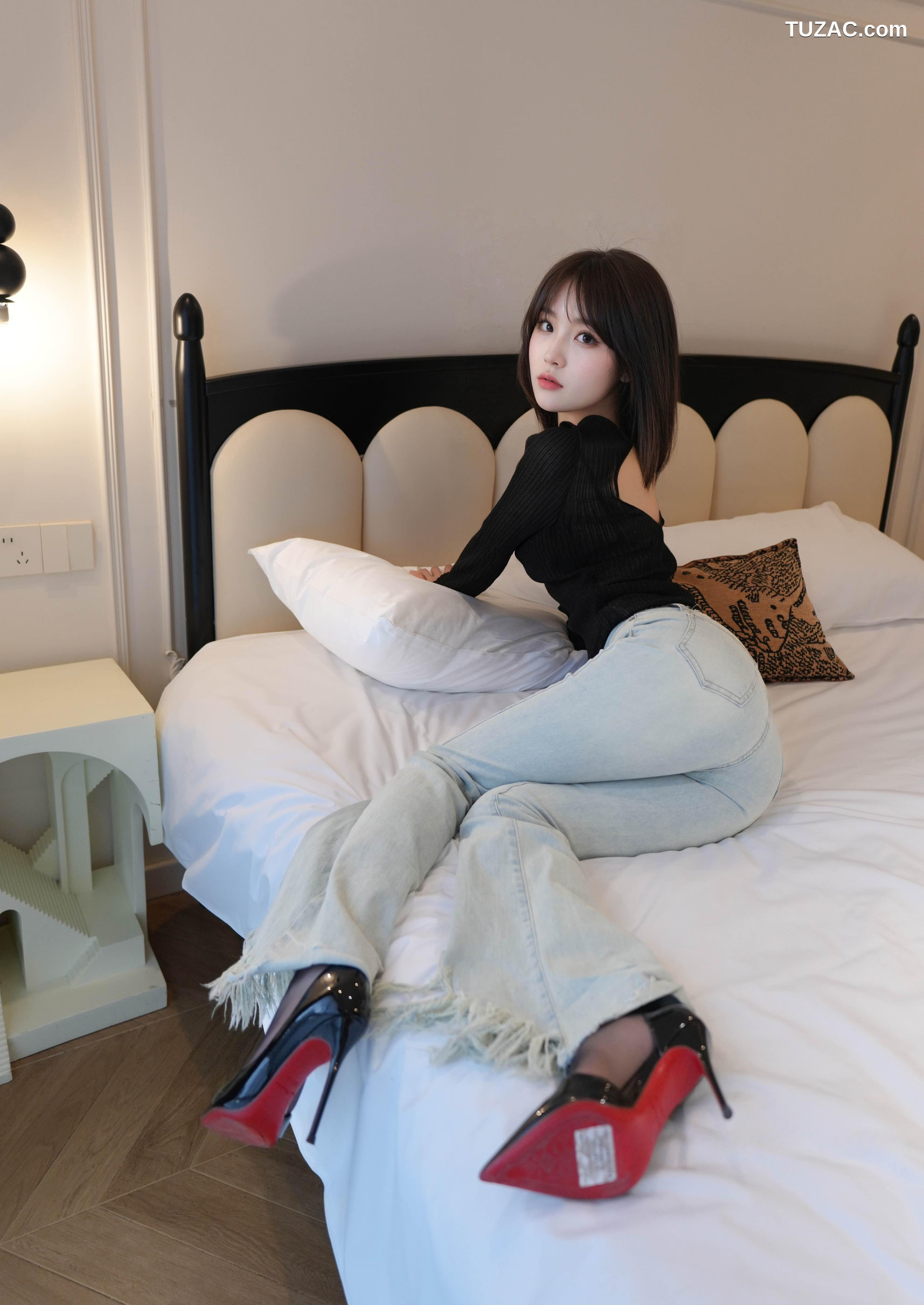 XR-Uncensored-汁汁-牛仔裤下的虾线黑丝-XiuRen秀人网-10374-内购私拍-2025.06.06