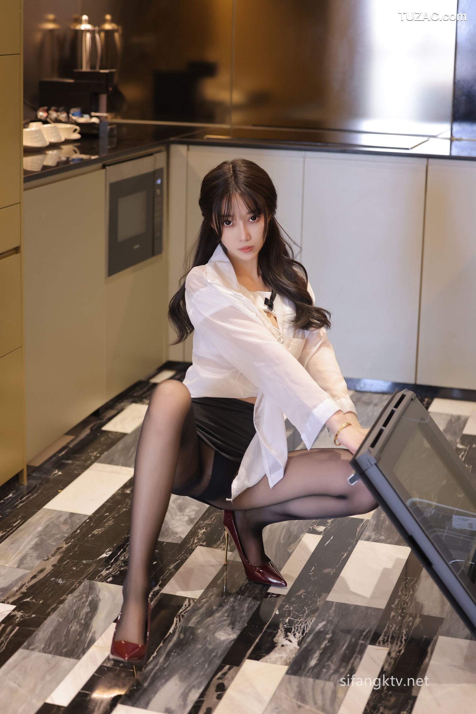 XR-Uncensored-玥儿玥er-厨娘-R18-XiuRen秀人网-7060-内购私拍