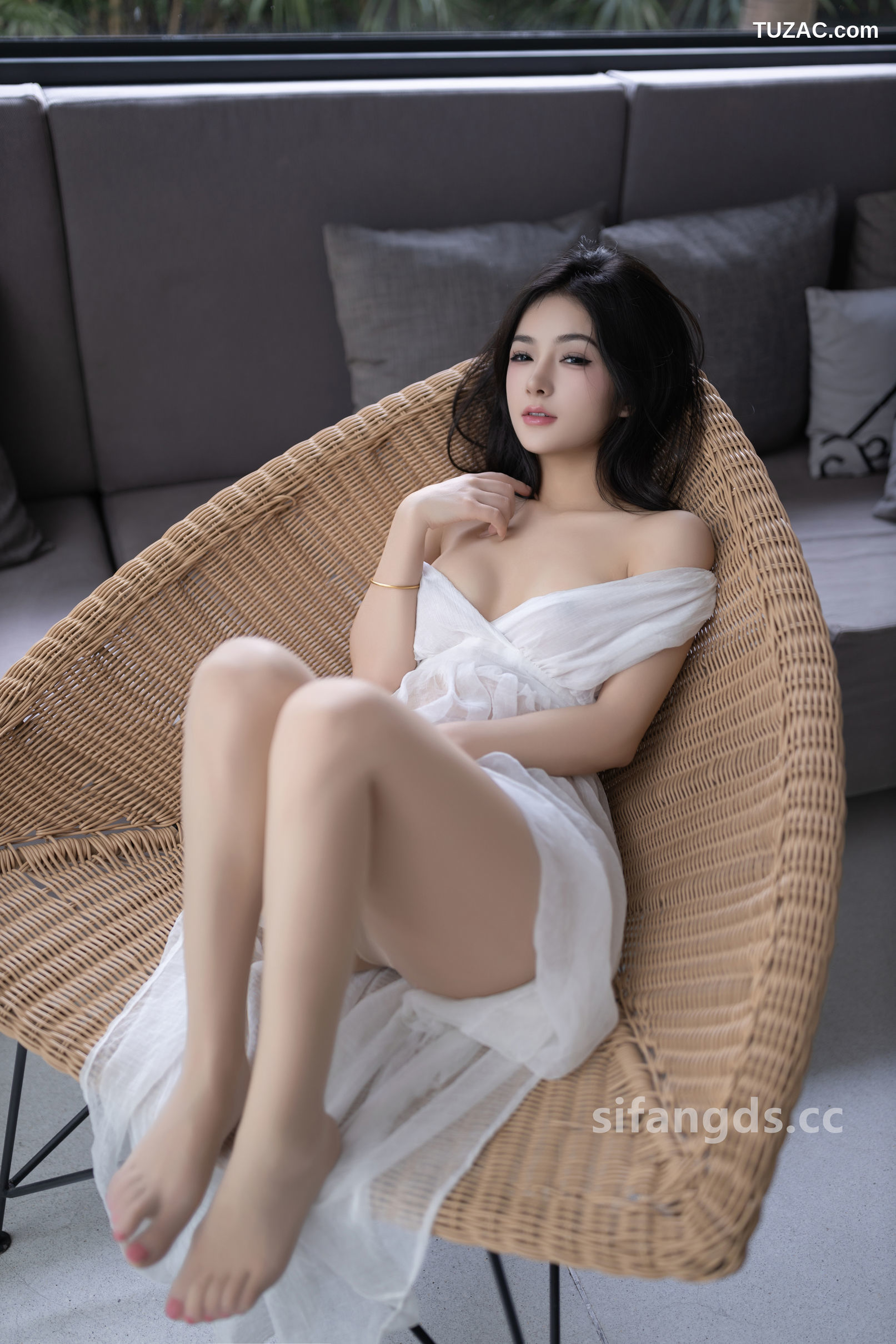 XR-Uncensored-谭小灵-白色连衣裙下的无内肉丝-R18-XiuRen秀人网-8117-内购私拍