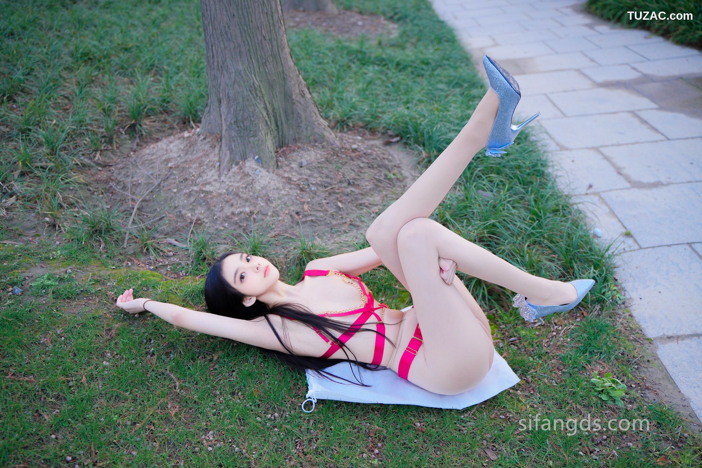 XR-Uncensored-龙雪儿-清纯女神-最新户外公园露出-XiuRen秀人网-8489-内购私拍