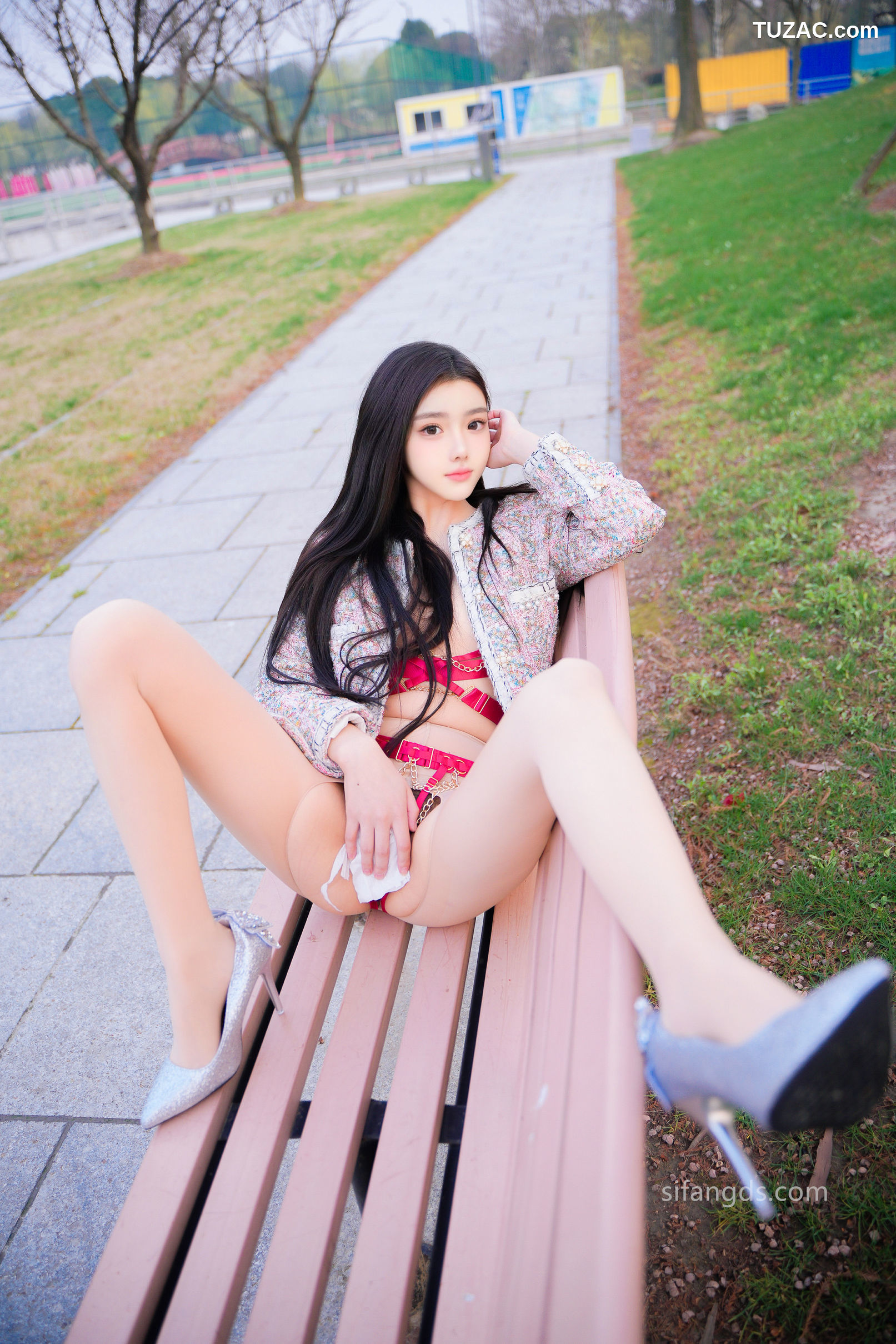 XR-Uncensored-龙雪儿-清纯女神-最新户外公园露出-XiuRen秀人网-8489-内购私拍