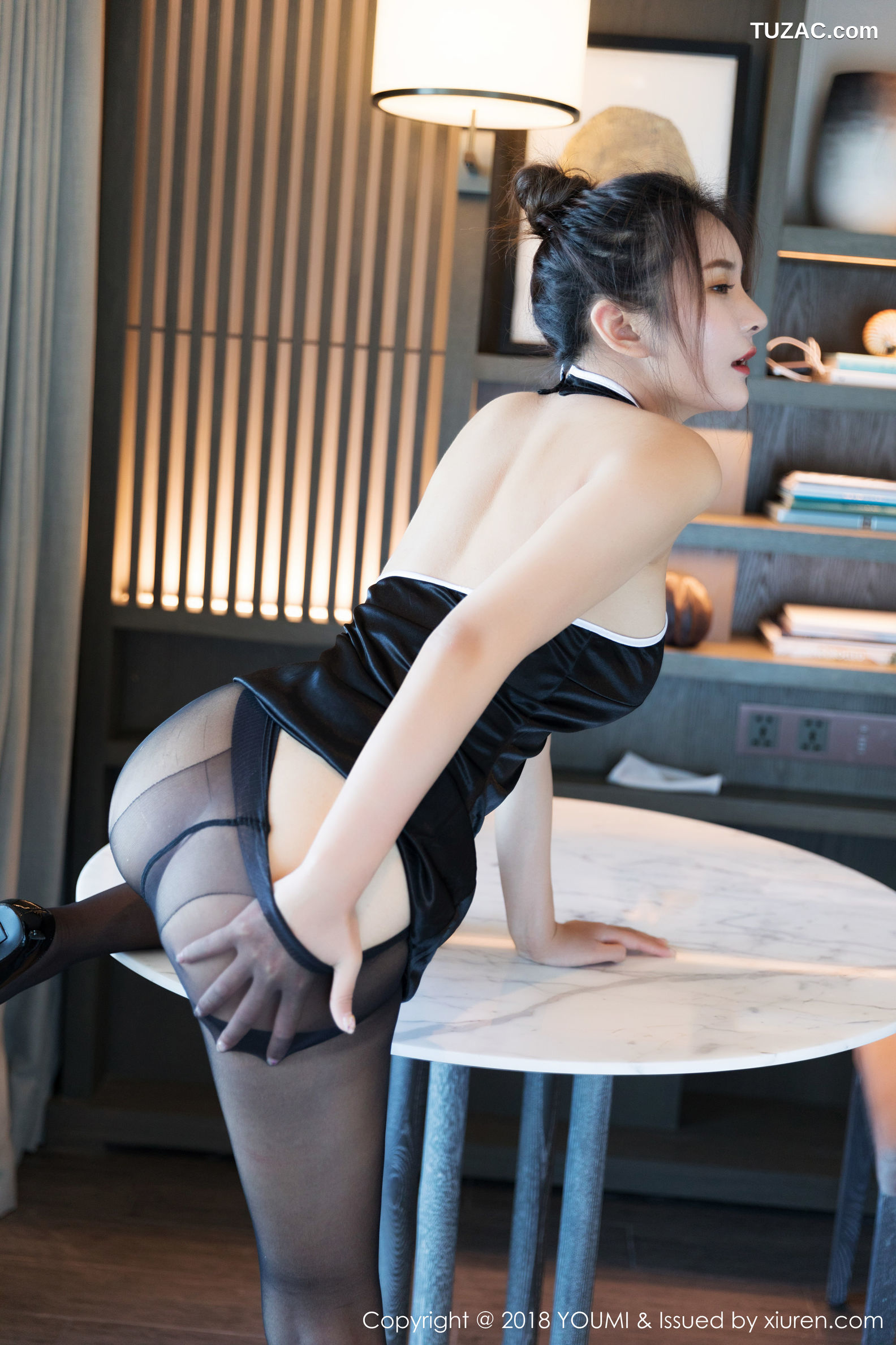 YouMi尤蜜荟-233-尹菲-《丝滑透薄下丝袜美腿诱惑》-2018.11.07