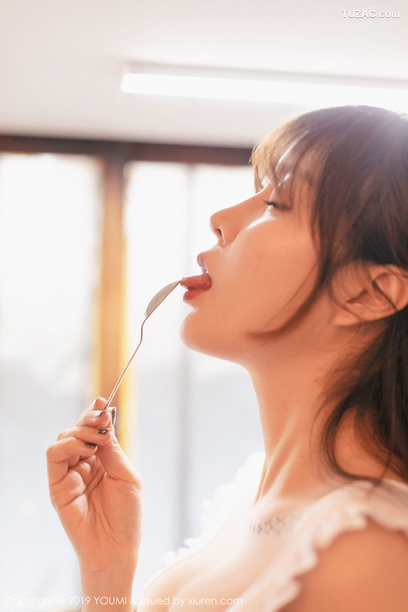 YouMi尤蜜荟-295-王雨纯-《温柔性感的女仆诱惑与室外黑丝魅惑系列》-2019.04.22