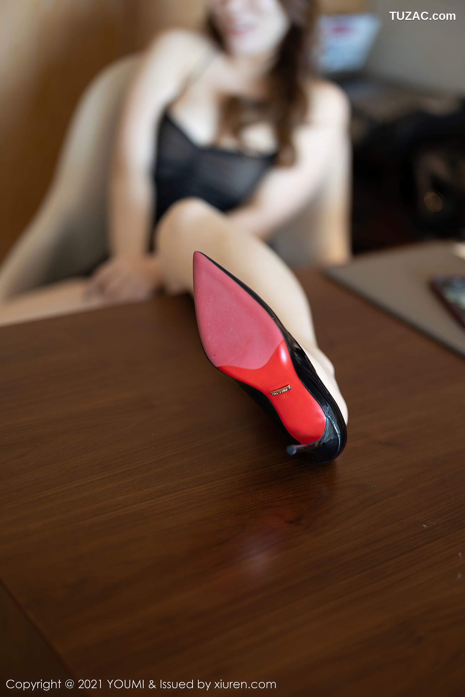 YouMi尤蜜荟-583-尤妮丝-厦门旅拍薄透吊带裙配无内肉丝裤袜