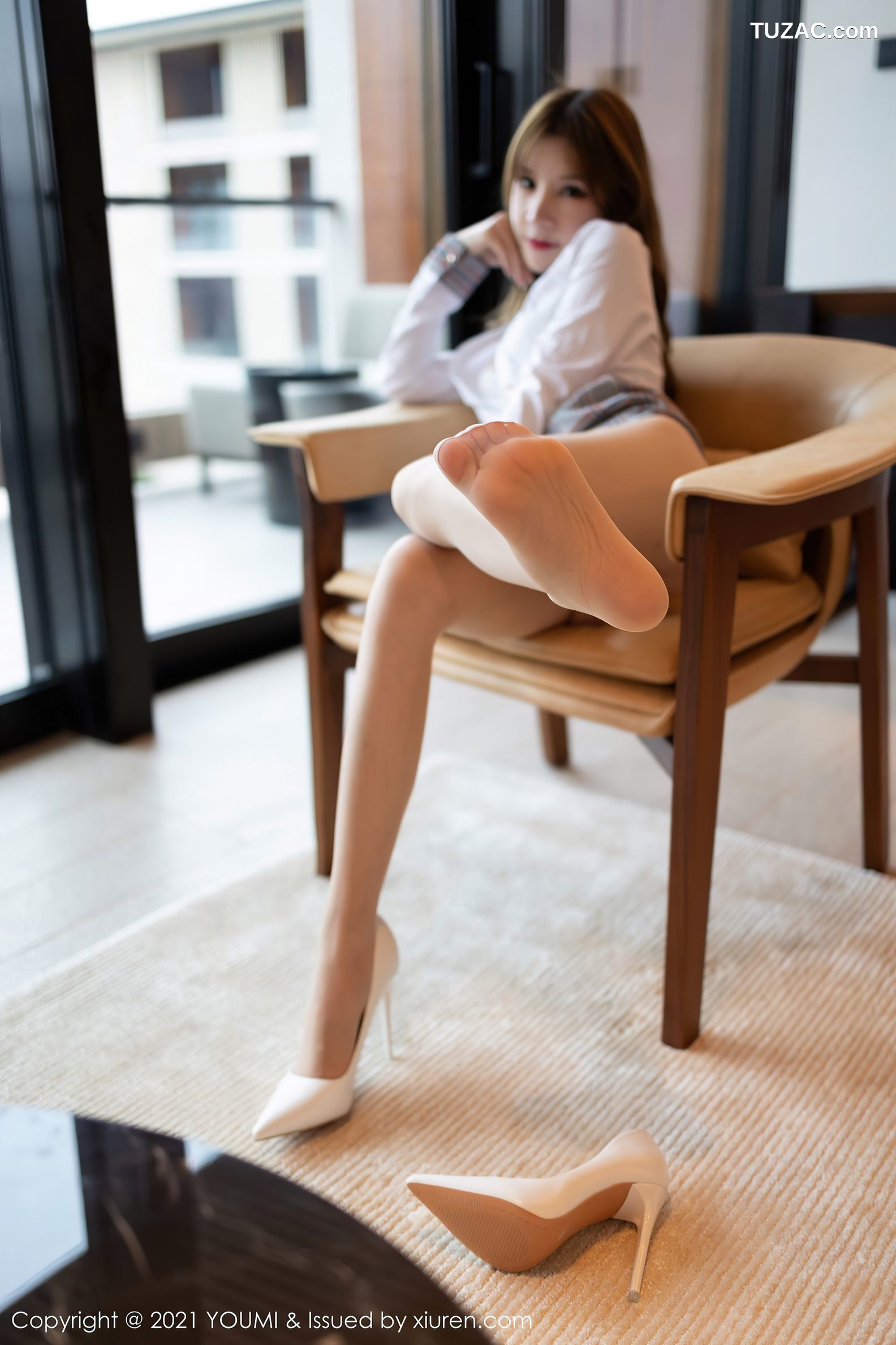 YouMi尤蜜荟-620-周于希-厦门旅拍白衬衫配格子短裙肉丝裤袜