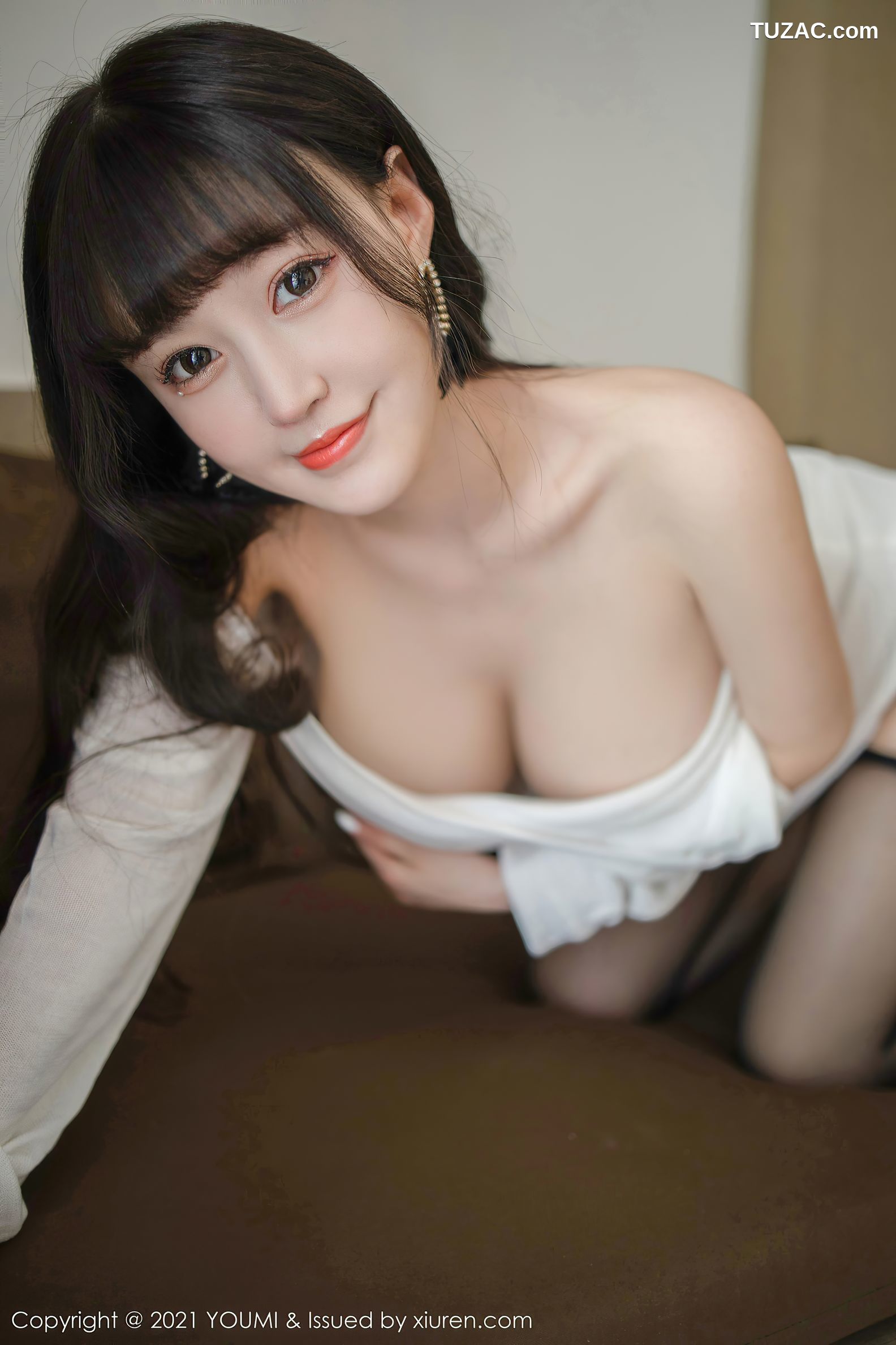 YouMi尤蜜荟-680-朱可儿-桂林旅拍-薄透服饰镂空黑丝-2021.08.11