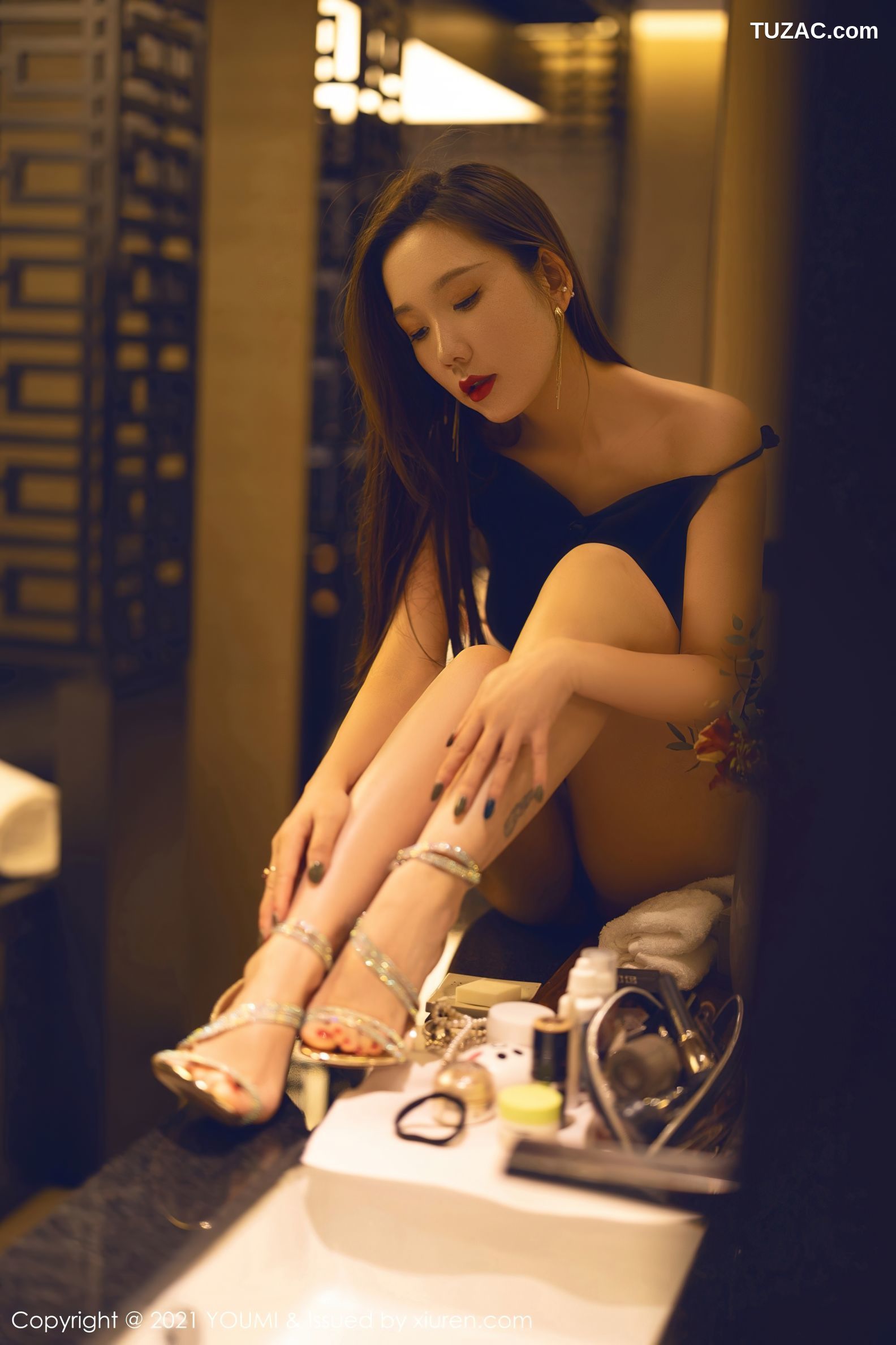 YouMi尤蜜荟-710-艾静香-成都旅拍黑色典雅礼裙-2021.10.28