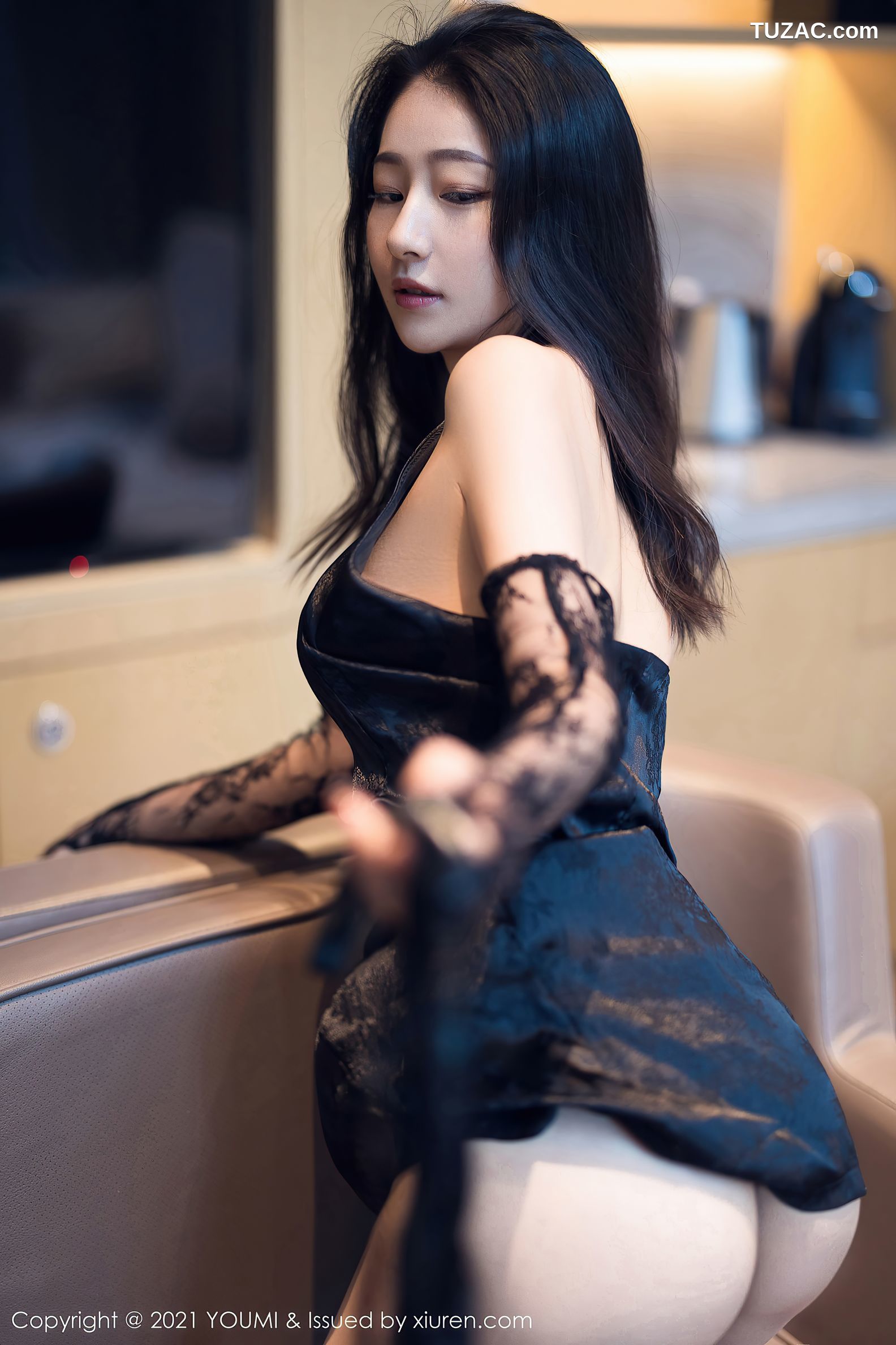 YouMi尤蜜荟-713-熊小诺-成都旅拍撩黑色古韵旗袍丁字裤-2021.11.03