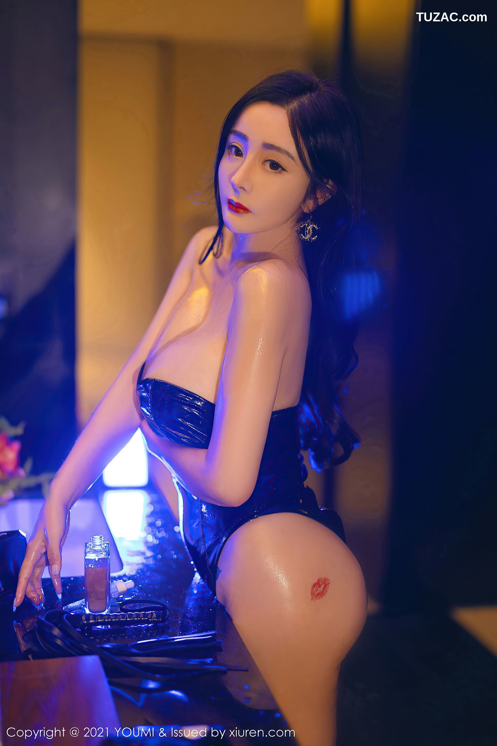 YouMi尤蜜荟-716-允爾-成都旅拍高叉连体皮衣-2021.11.10