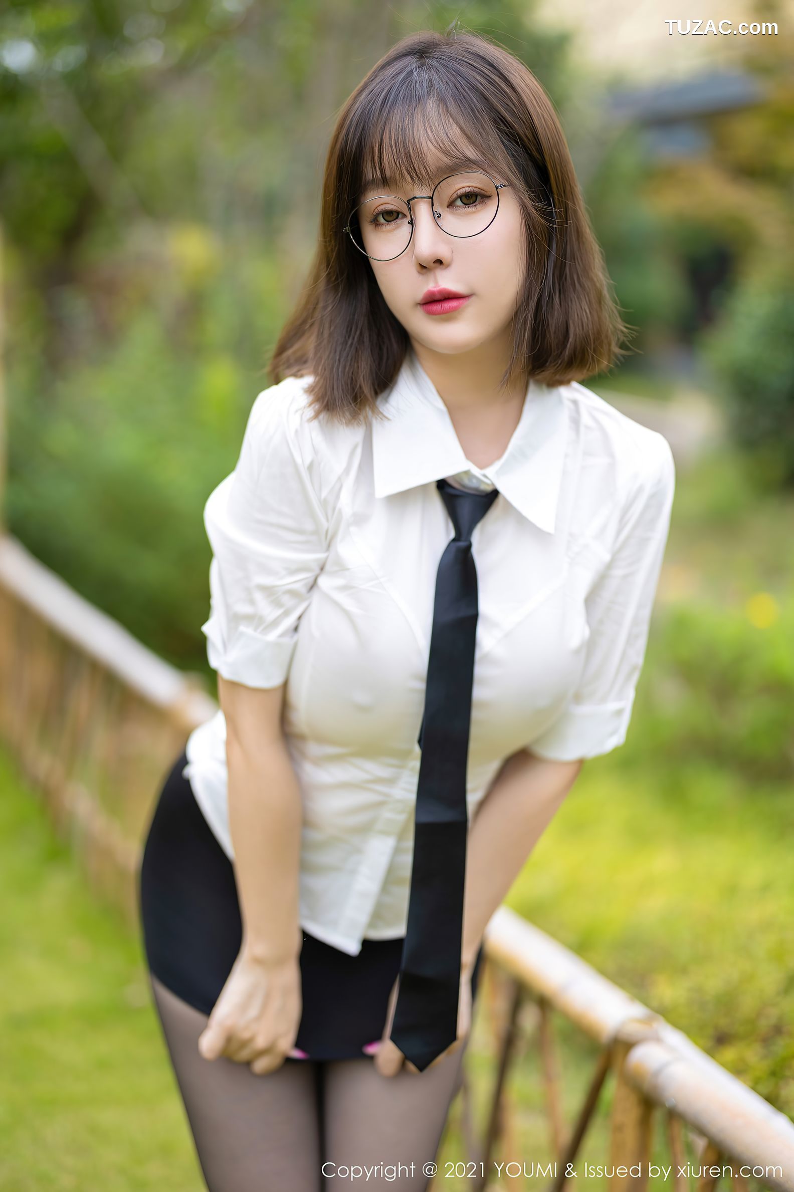 YouMi尤蜜荟-717-王雨纯-成都旅拍经典白衬衫黑丝-2021.11.12