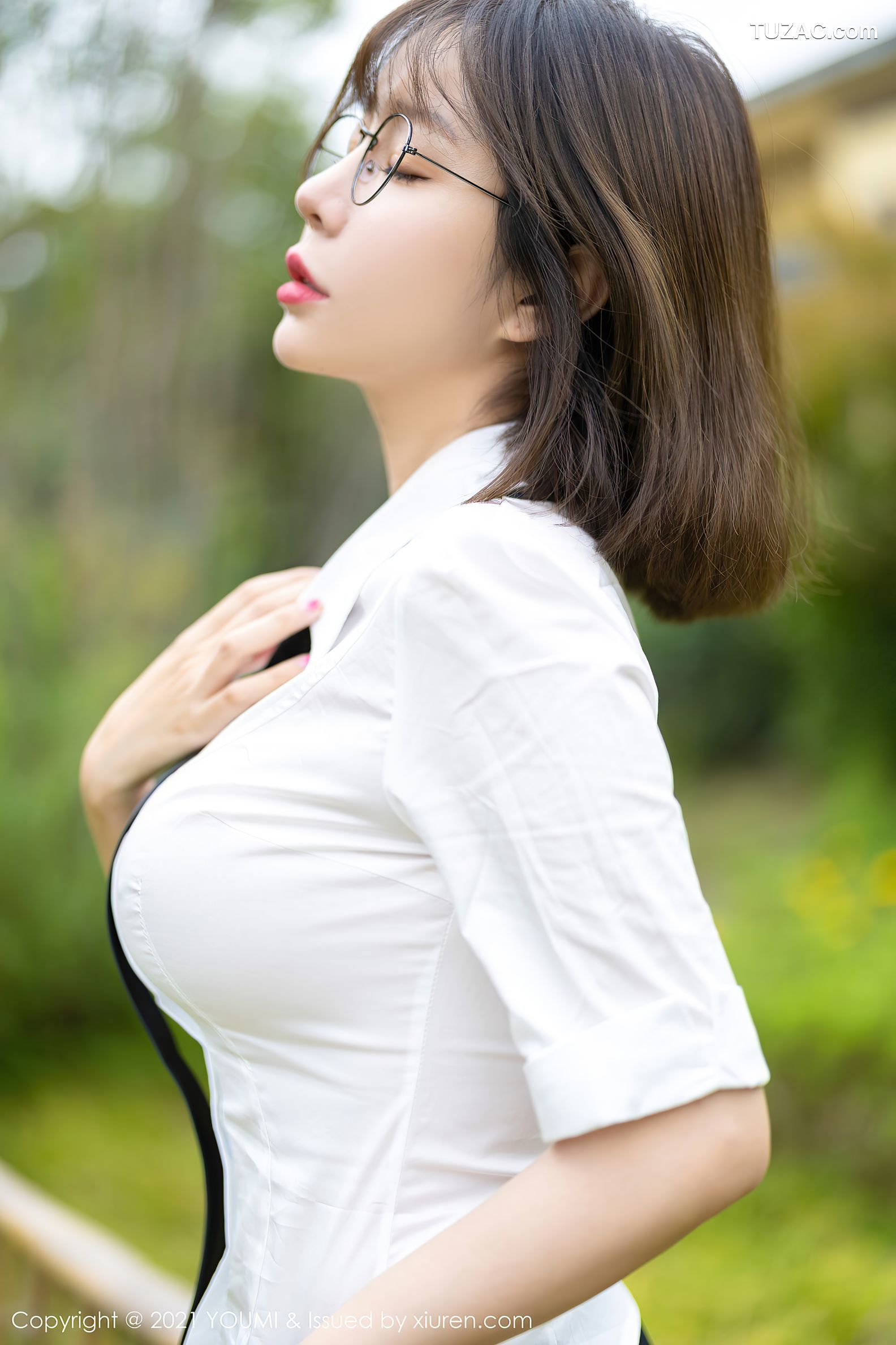 YouMi尤蜜荟-717-王雨纯-成都旅拍经典白衬衫黑丝-2021.11.12