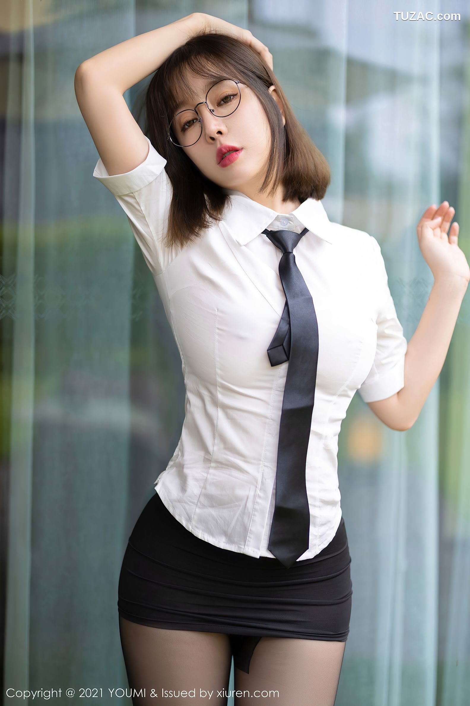YouMi尤蜜荟-717-王雨纯-成都旅拍经典白衬衫黑丝-2021.11.12