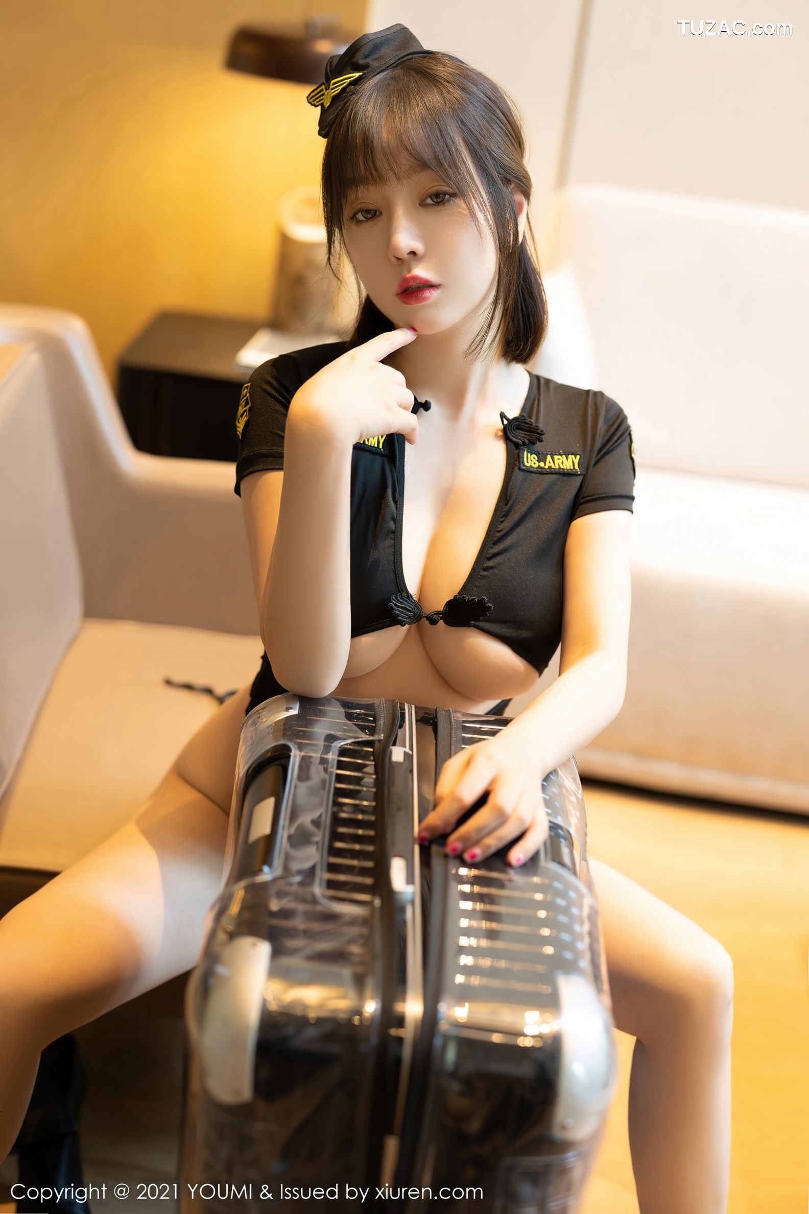 YouMi尤蜜荟-731-王雨纯-成都旅拍性感情趣女兵制服网格丝袜-2021.12.17