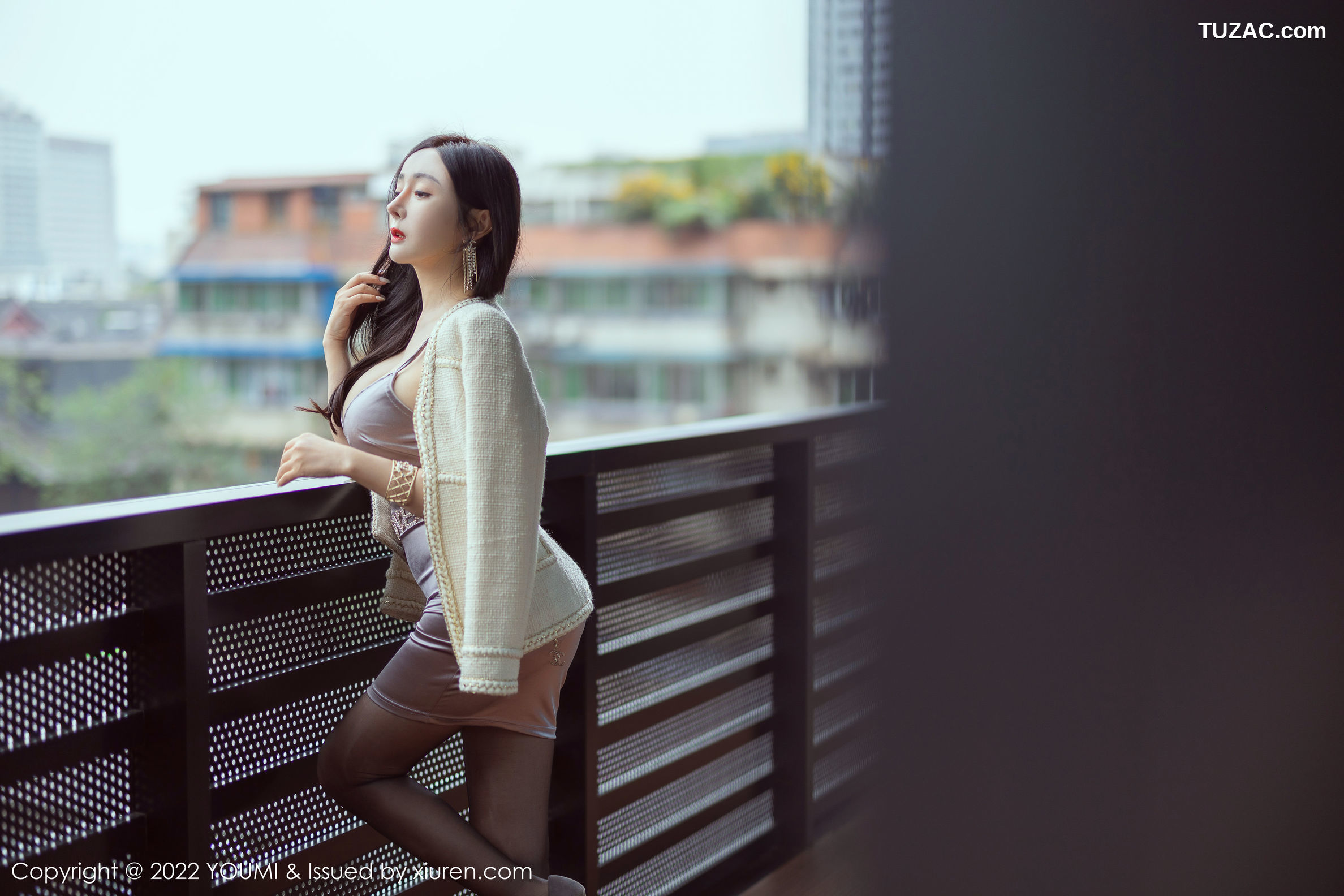 YouMi尤蜜荟-741-允爾-成都旅拍床上紫色吊带裙-2022.01.14